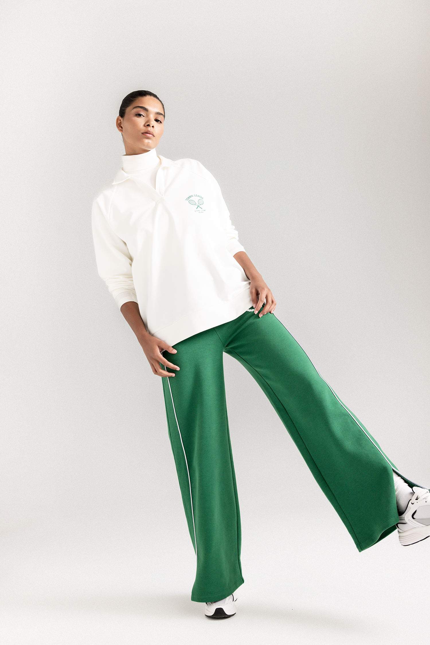 سويت شيرت رياضي اوفر سايز بياقة بولو من DeFactoFit