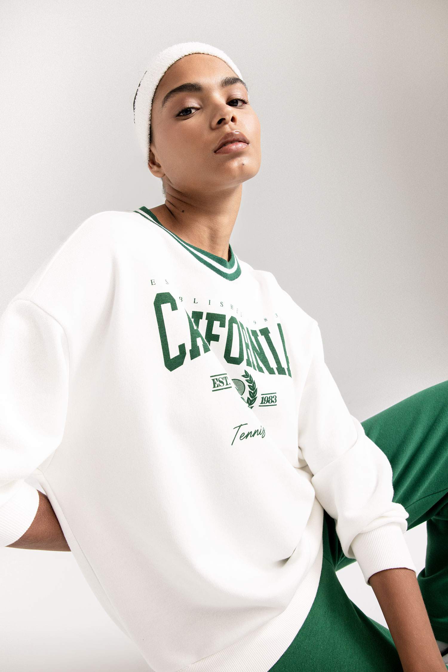 سويت شيرت رياضي اوفر سايز بياخة مستديرة من DeFactoFit