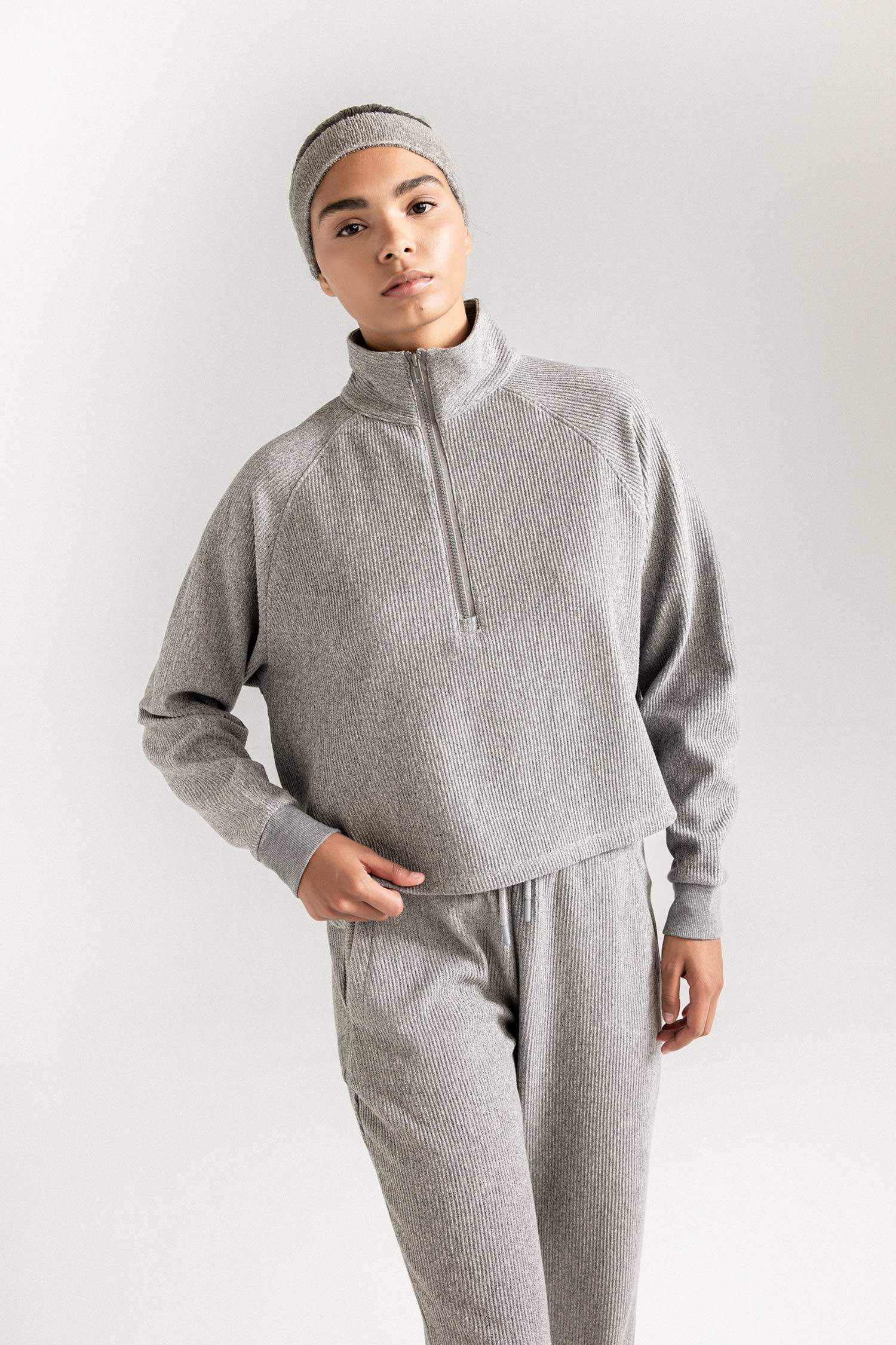 Sweat-shirt de sport à col montant zippé de DeFactoFit