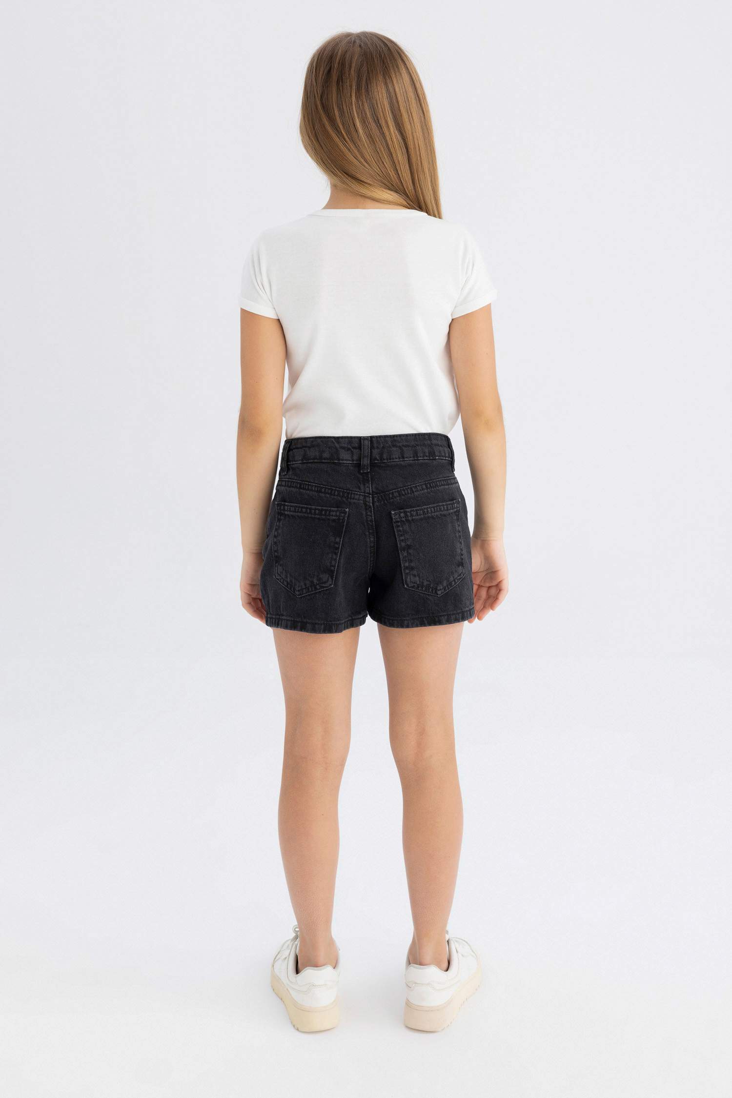 شورت قصير بناتي موم فيت