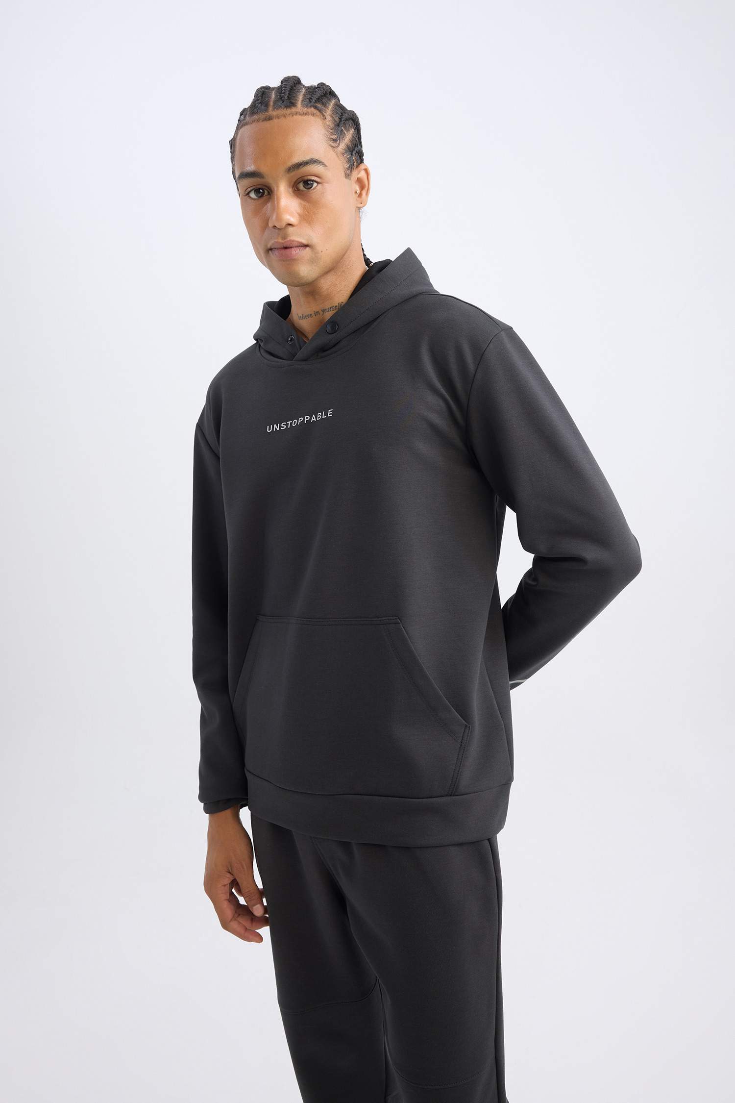 سويت شيرت مطبوع قصة عادية بغطاء للرأس من DeFactoFit