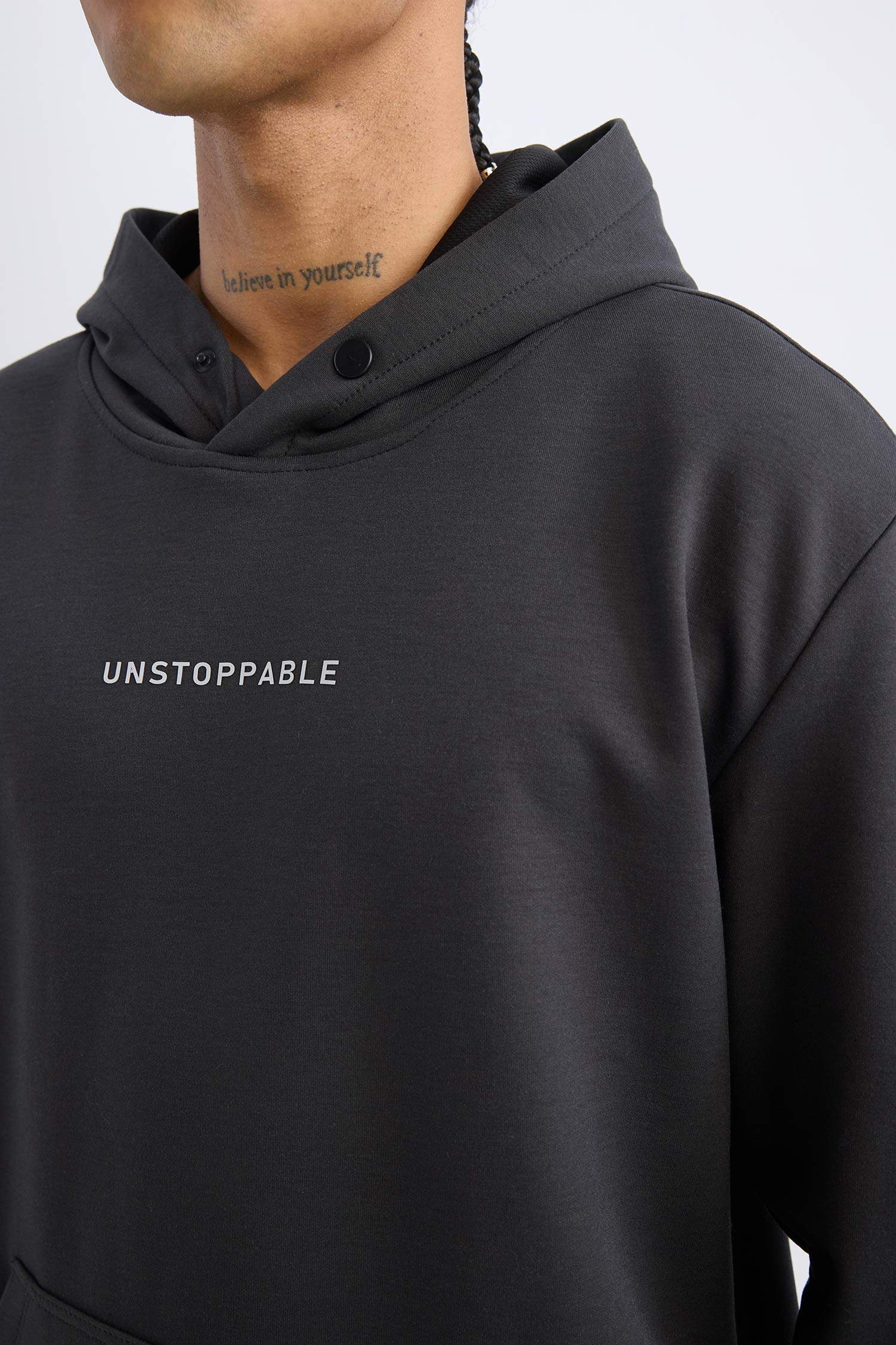 سويت شيرت مطبوع قصة عادية بغطاء للرأس من DeFactoFit