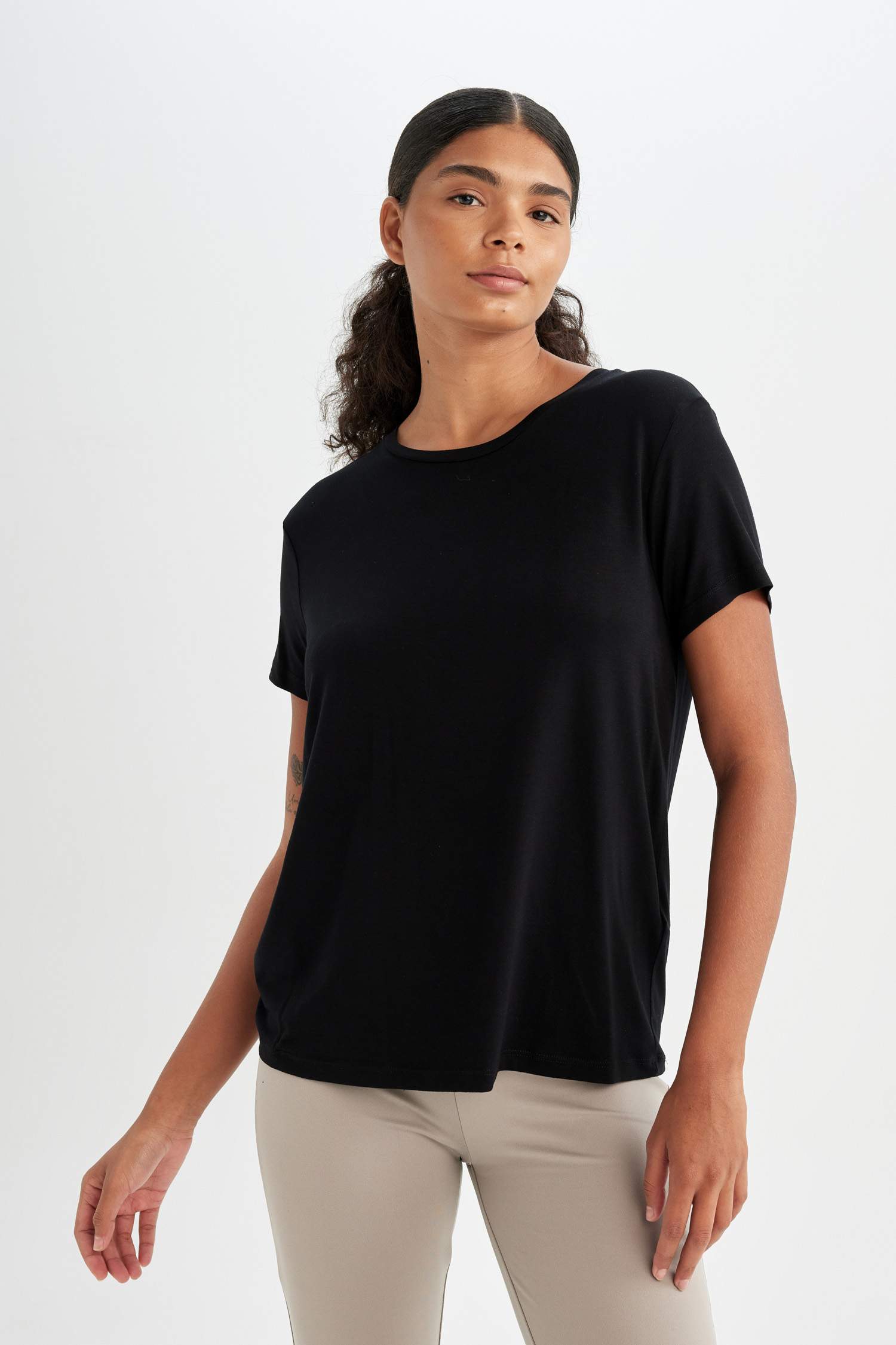 DeFactoFit Standart Fit Bisiklet Yaka Sporcu Basic Düz Kısa Kollu Tişört