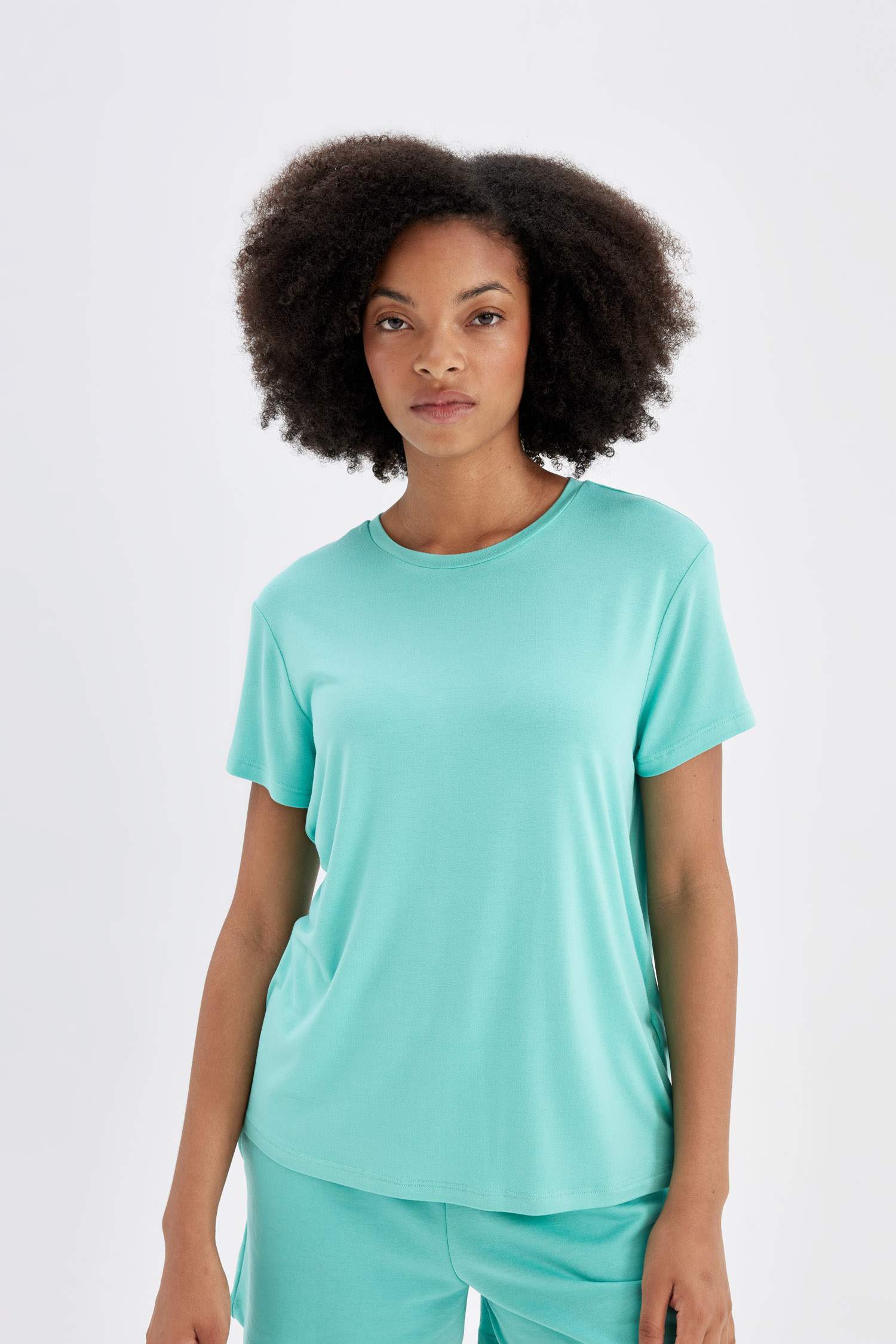 تيشيرت رياضي نص كم قصة عادية برقبة مستديرة من DeFactoFit