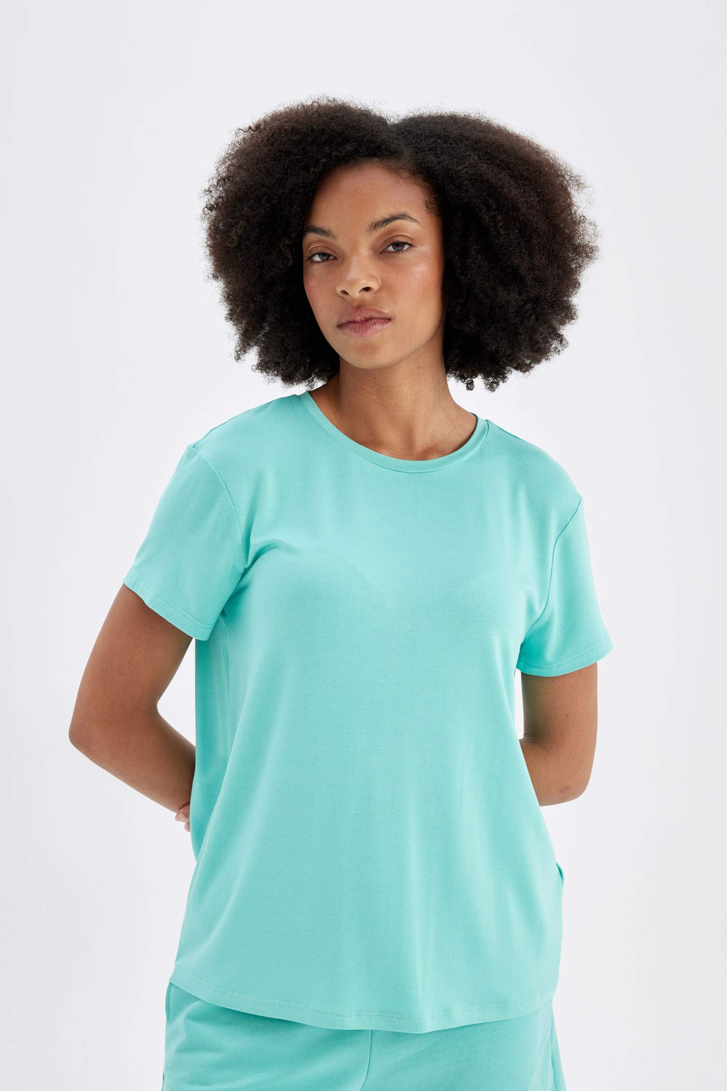 تيشيرت رياضي نص كم قصة عادية برقبة مستديرة من DeFactoFit