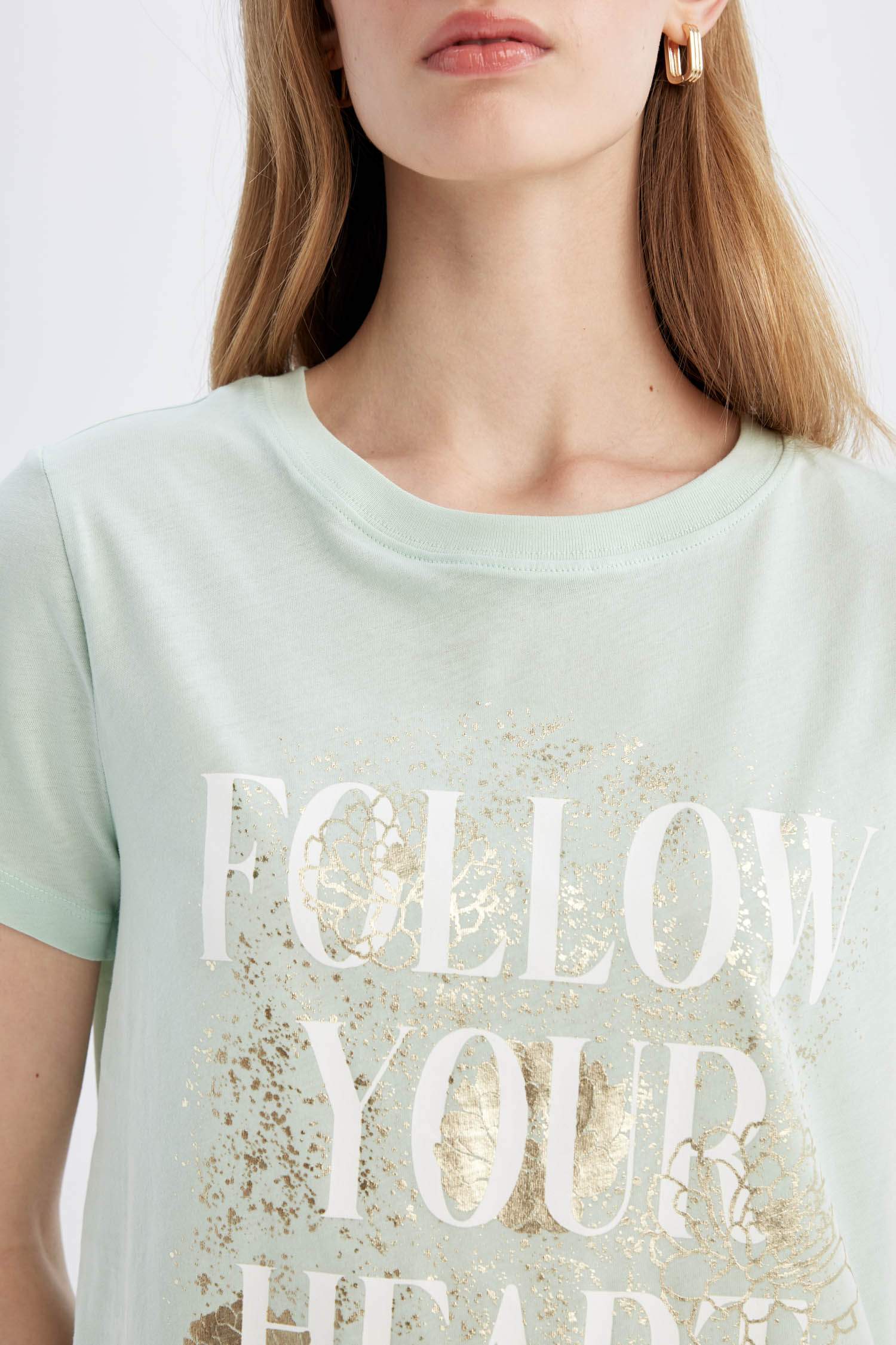 تيشيرت نص كم مطبوع برقبة مستديرة وقصة عادية