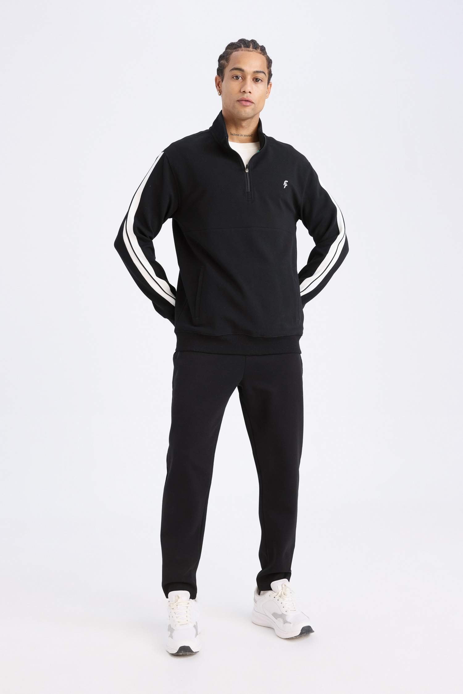 Standart Fit Dik Yaka Fermuarlı Sporcu Sweatshirt