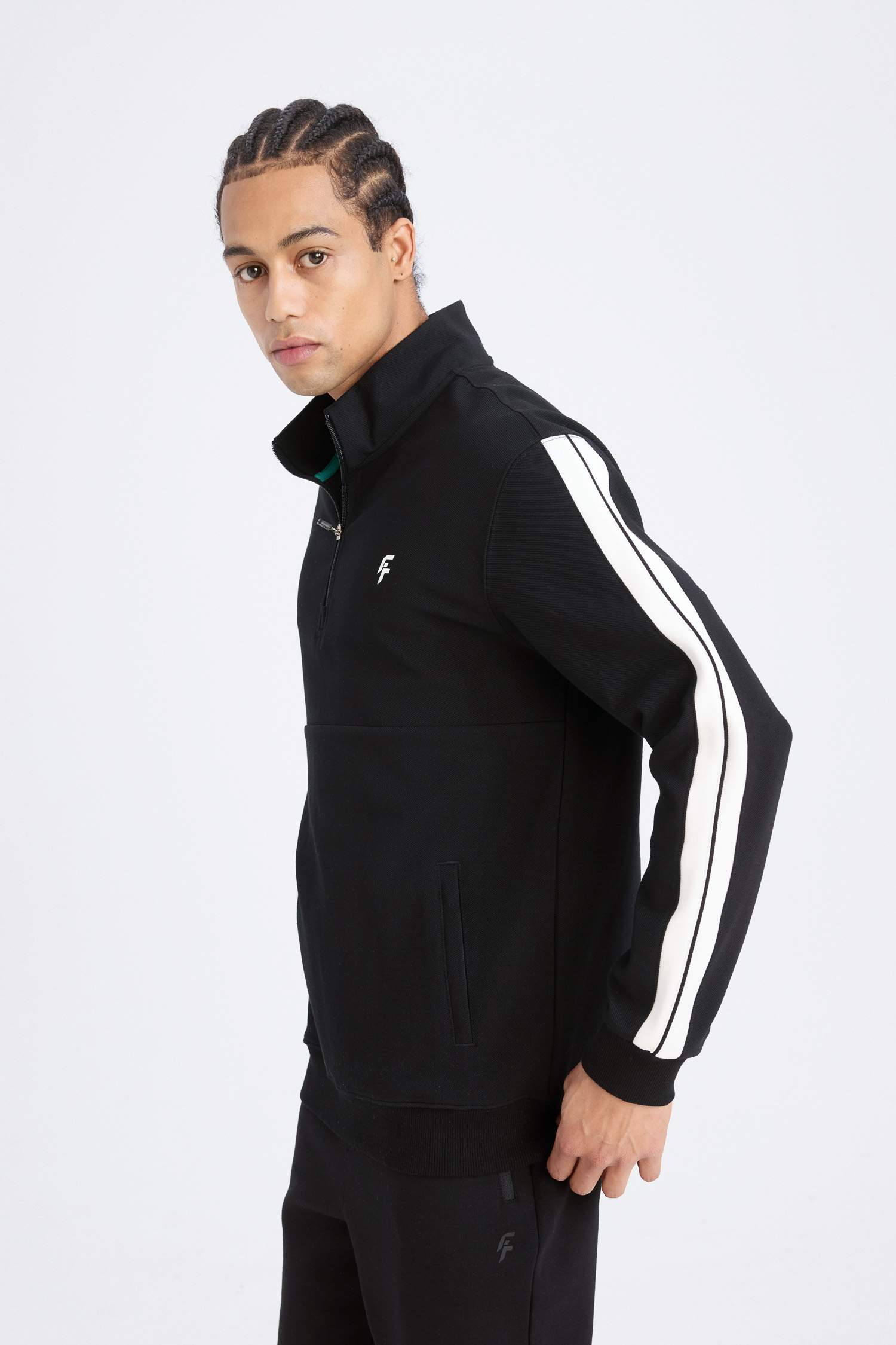 Standart Fit Dik Yaka Fermuarlı Sporcu Sweatshirt