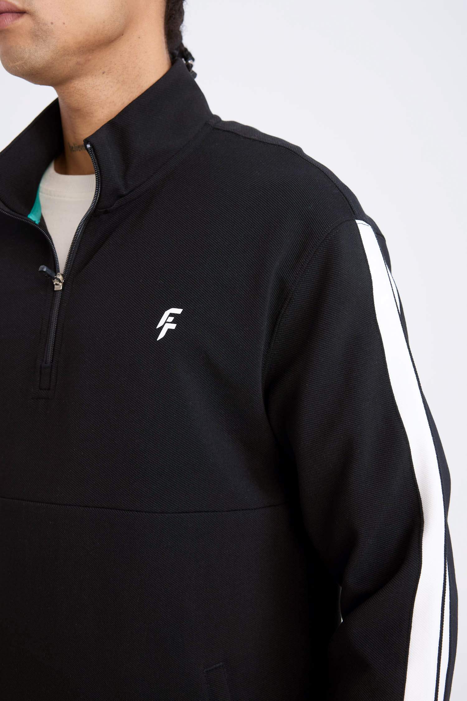 Standart Fit Dik Yaka Fermuarlı Sporcu Sweatshirt