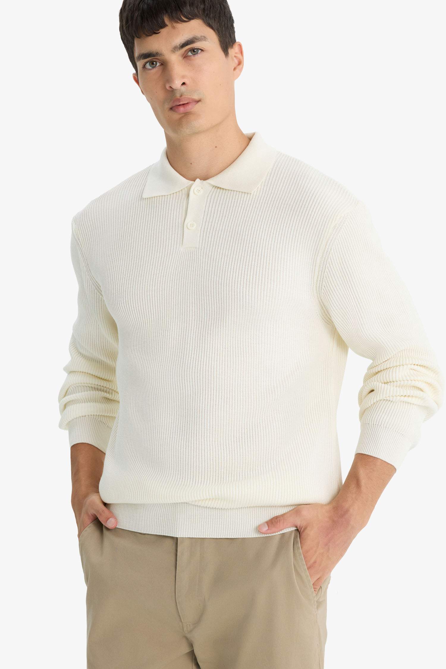 بلوفر تريكو قصة عادية بياقة بولو بأزرار