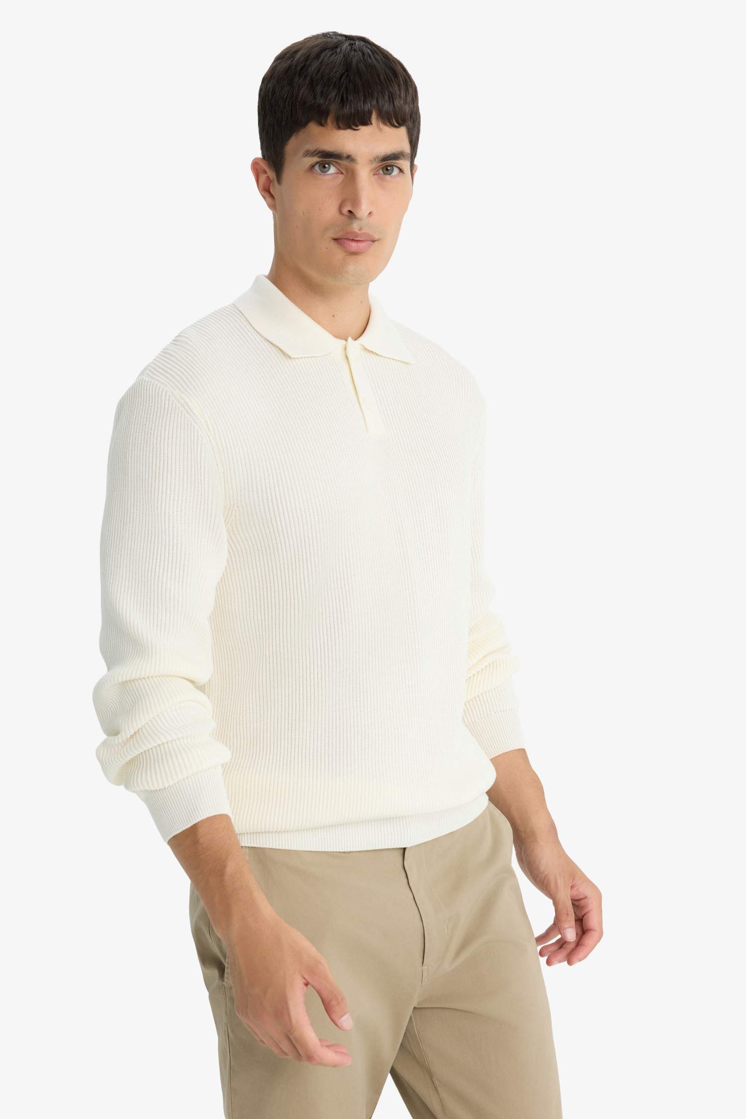 بلوفر تريكو قصة عادية بياقة بولو بأزرار