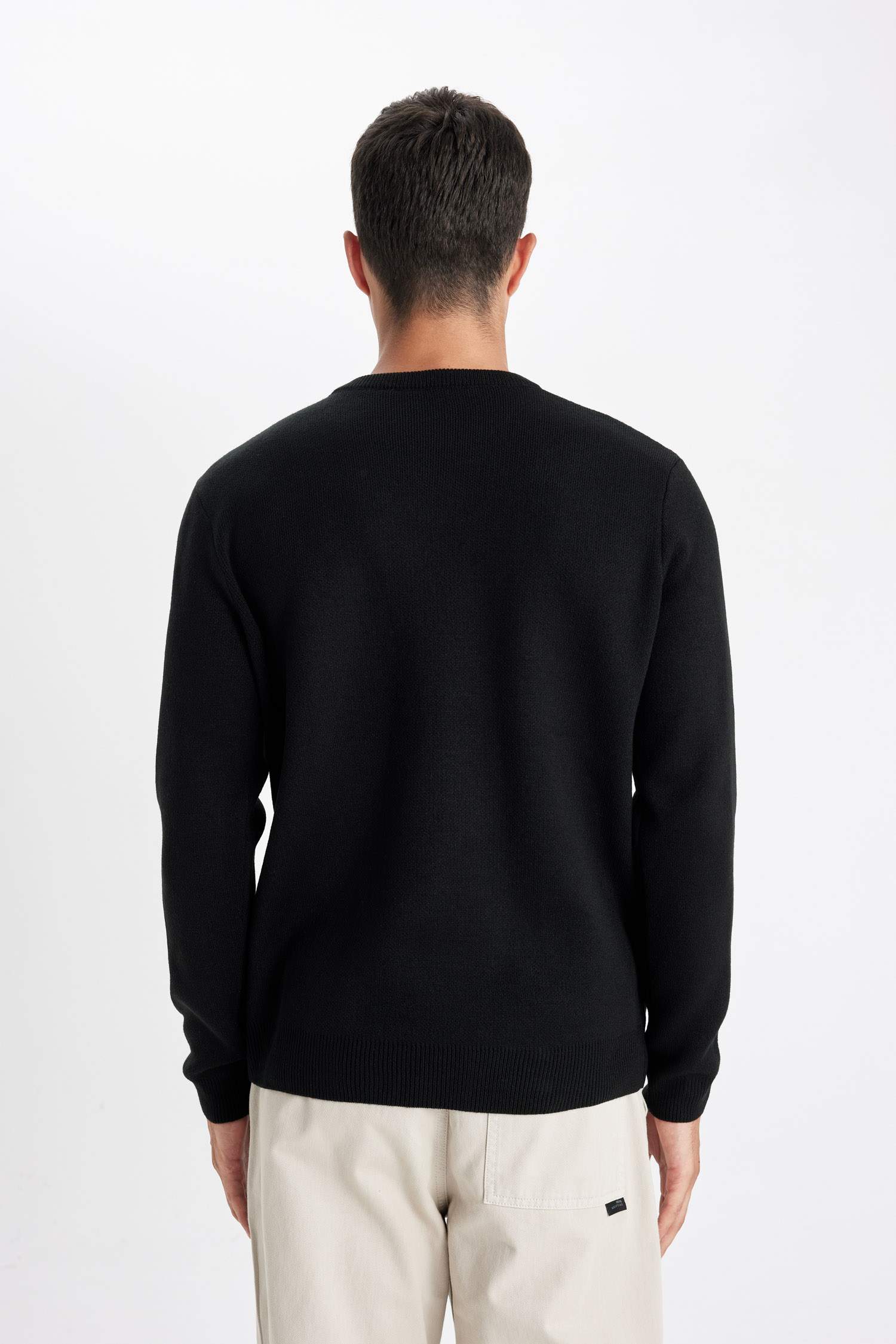 بلوفر تريكو بيزك قصة عادية برقبة مستديرة