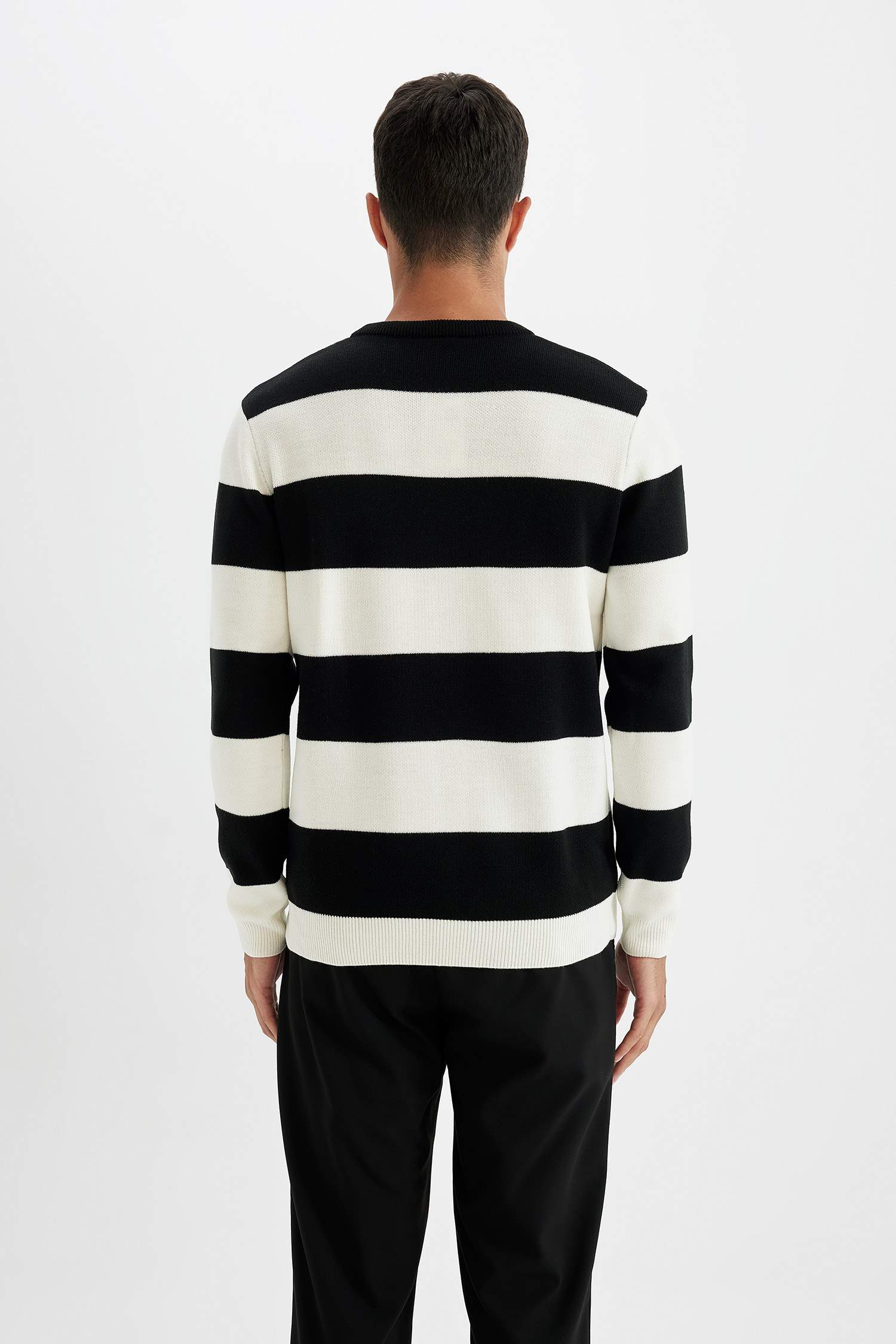 بلوفر مخطط تريكو اسود قصة عادية برقبة مستديرة