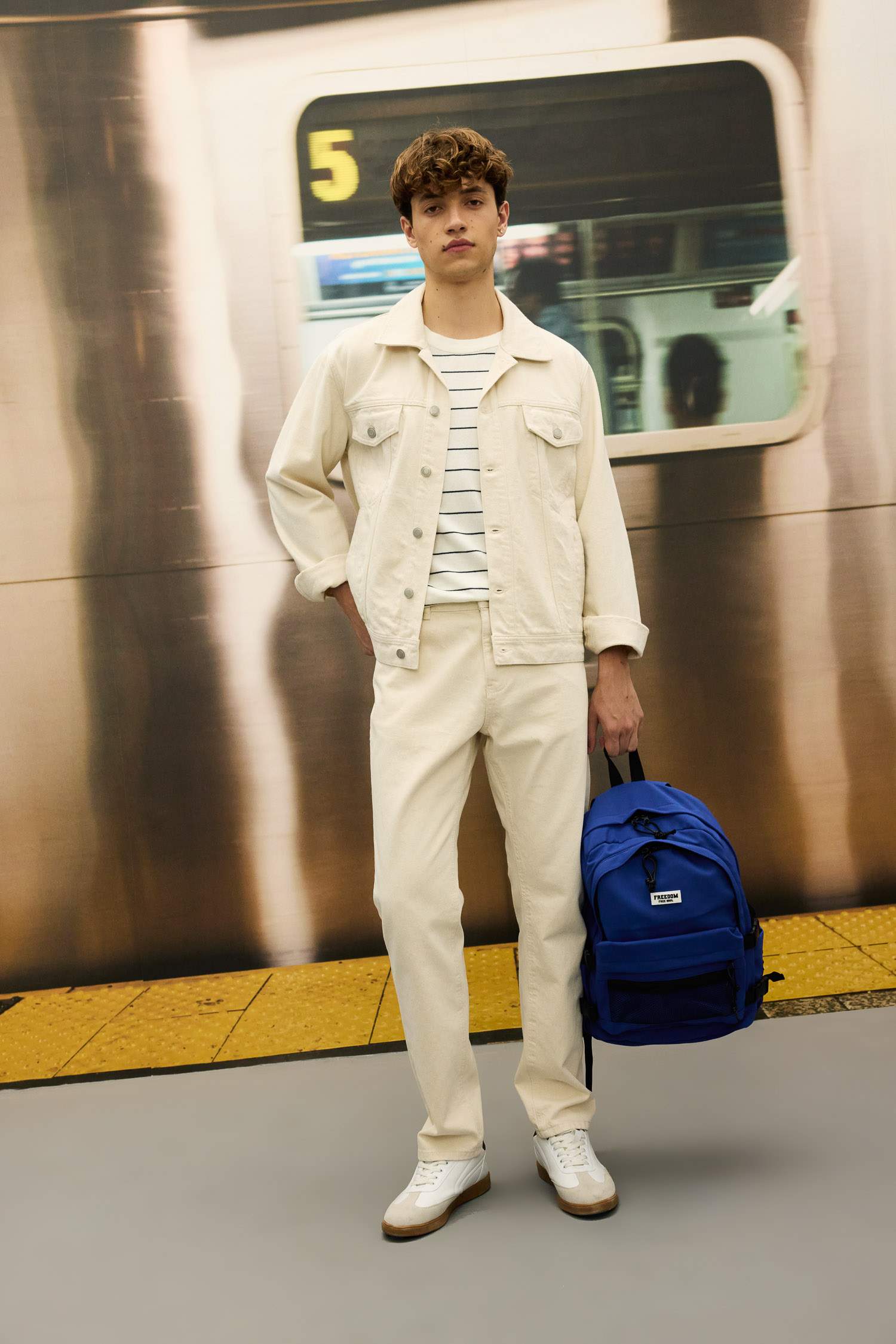 بنطلون جينز قصة مستقيمة وخصر عادي