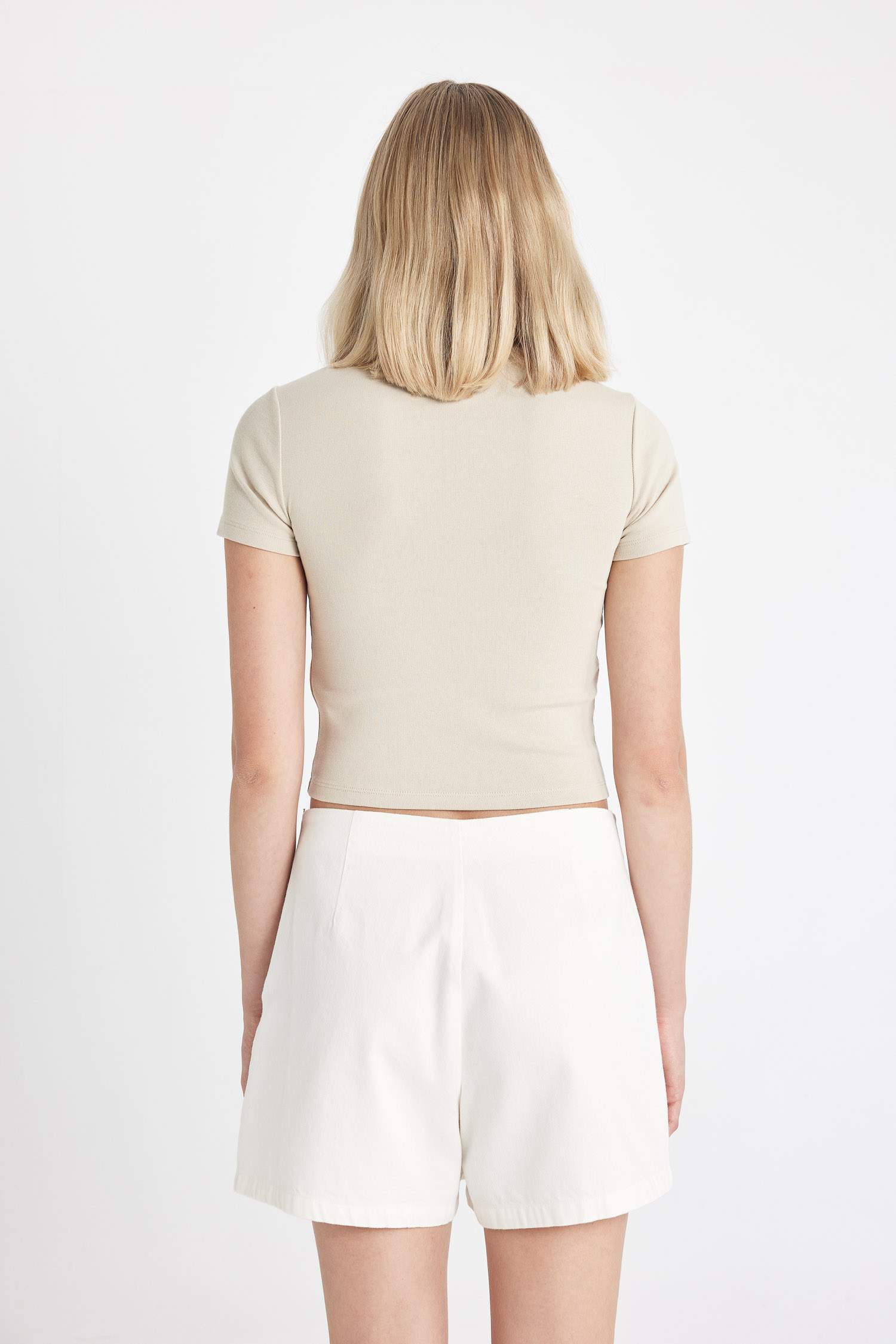 تيشيرت نص كم مضلع سليم فيت برقبة مستديرة