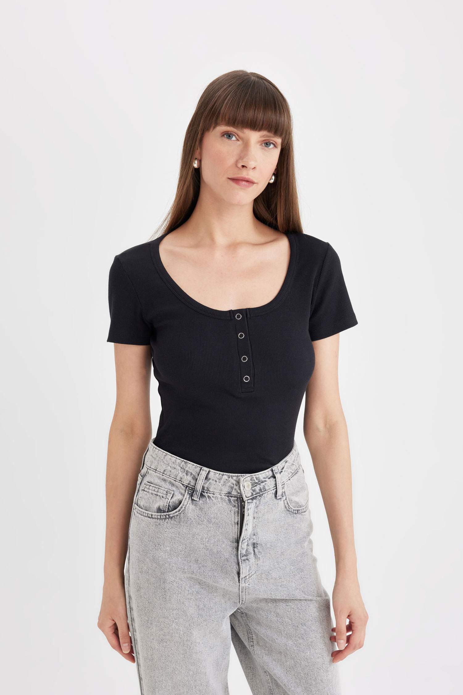 تيشيرت سليم فيت  نص كم مضلع برقبة مستديرة