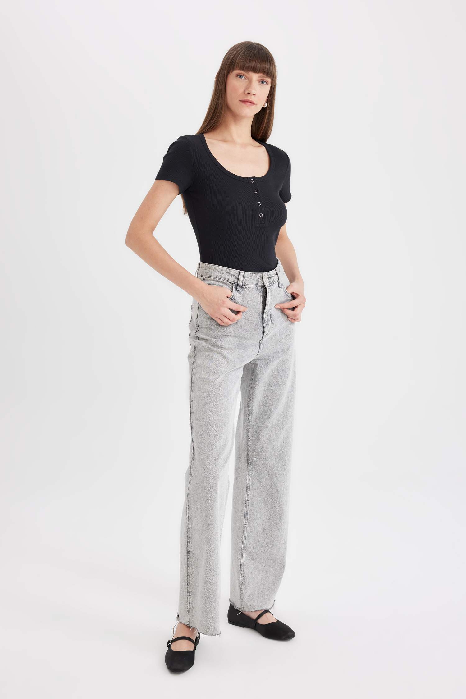 تيشيرت سليم فيت  نص كم مضلع برقبة مستديرة