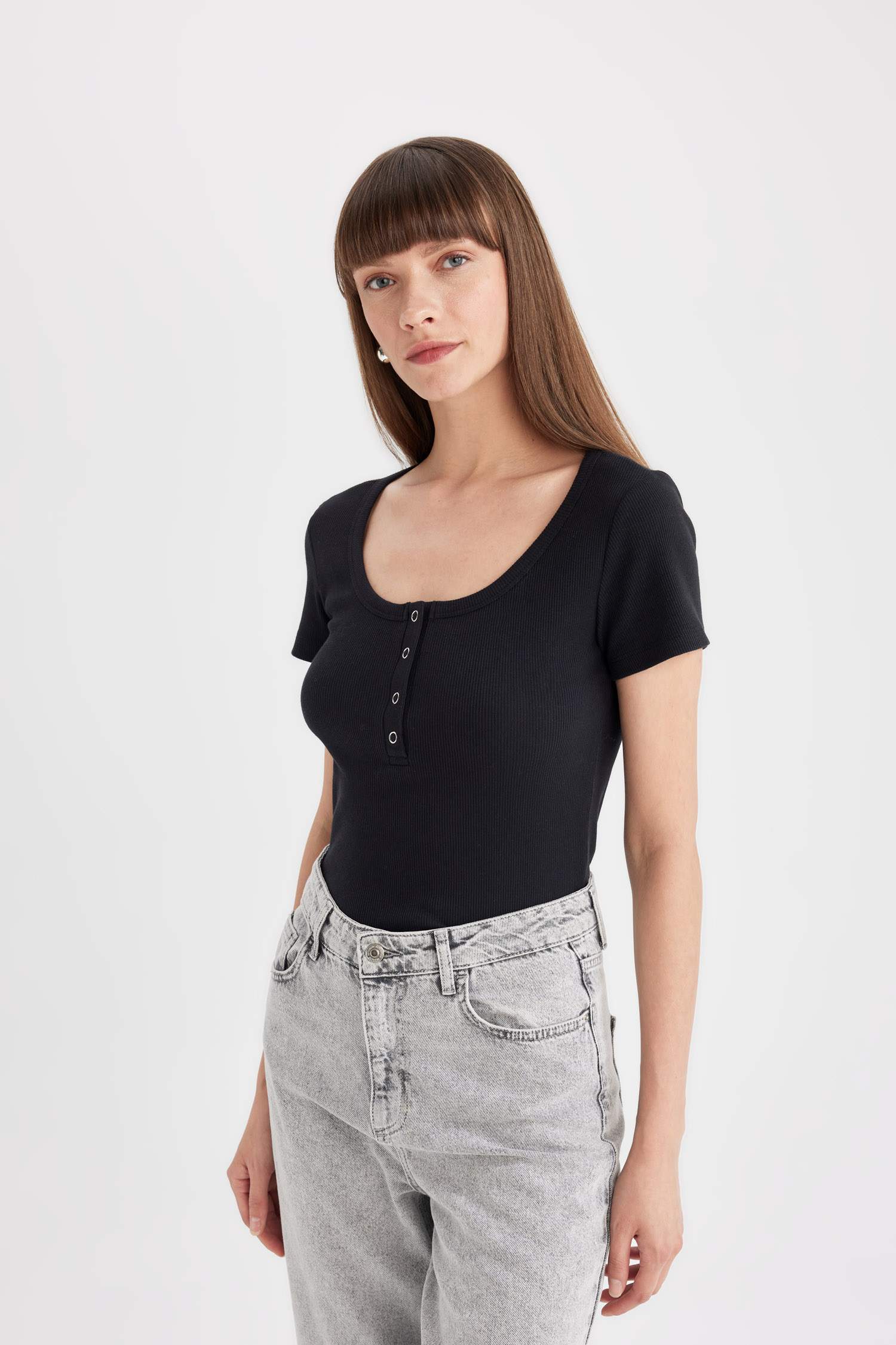 تيشيرت سليم فيت  نص كم مضلع برقبة مستديرة