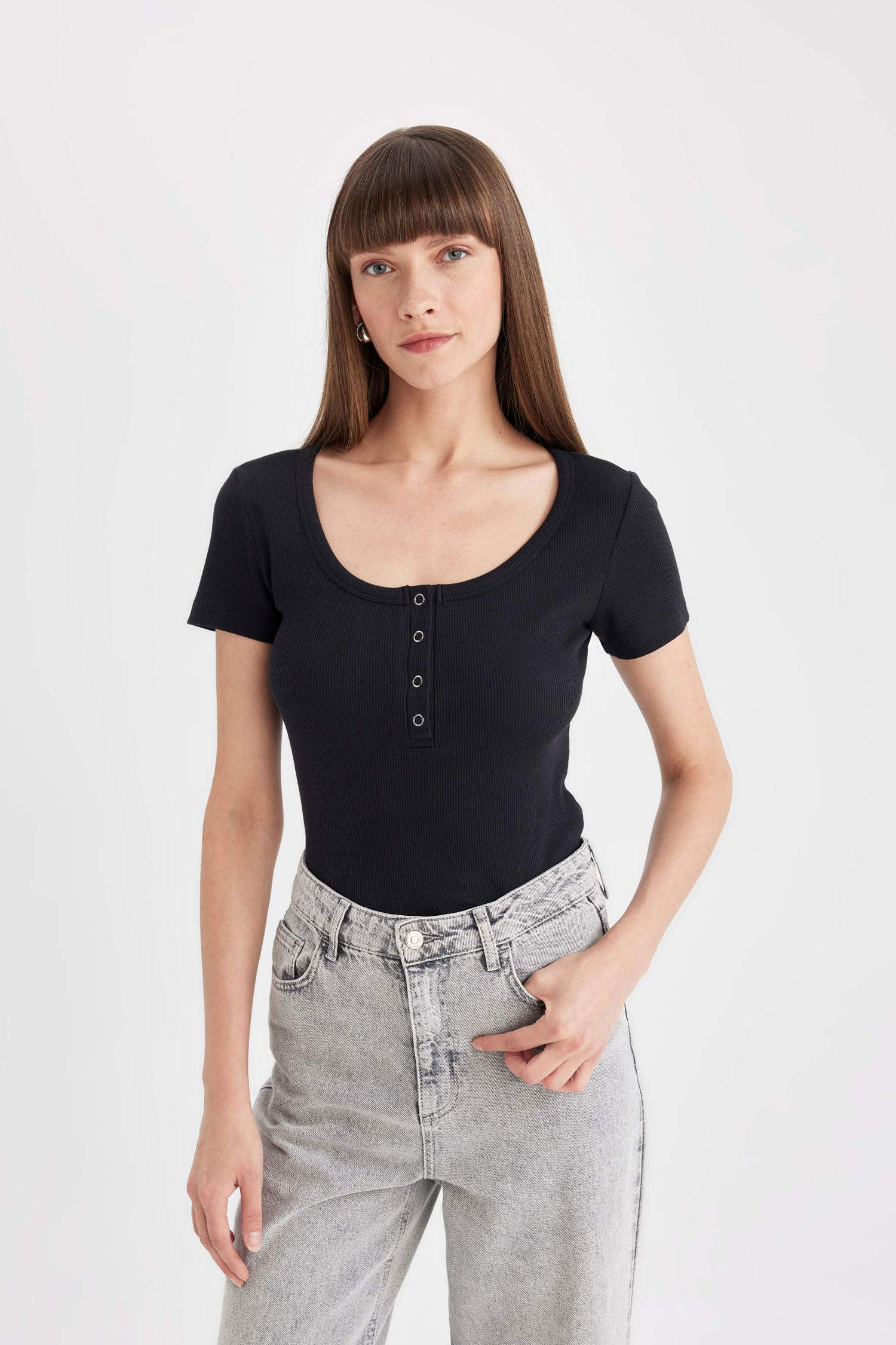 تيشيرت سليم فيت  نص كم مضلع برقبة مستديرة