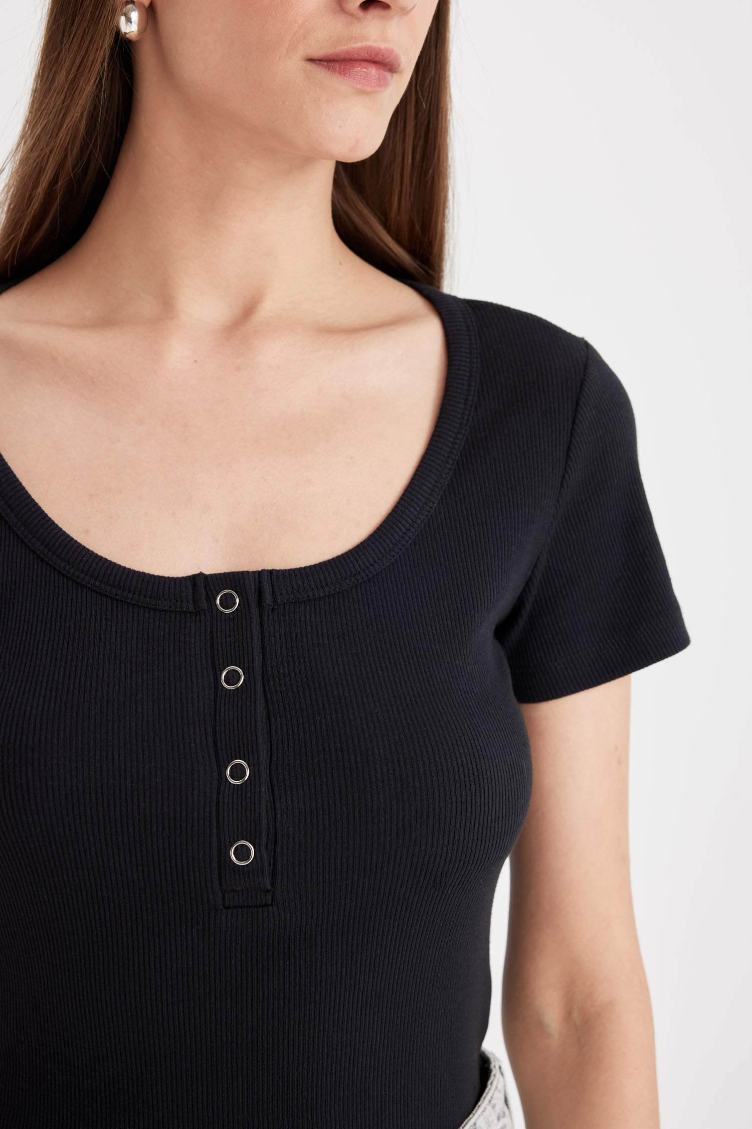 تيشيرت سليم فيت  نص كم مضلع برقبة مستديرة