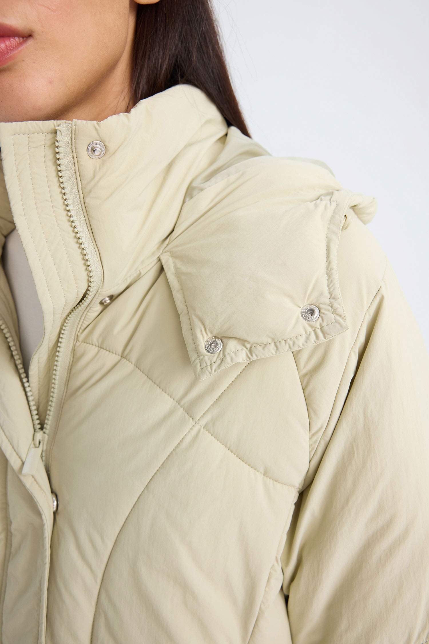 Su Geçirmez Kapüşonlu Kapitoneli Cepli Fermuarlı Mont