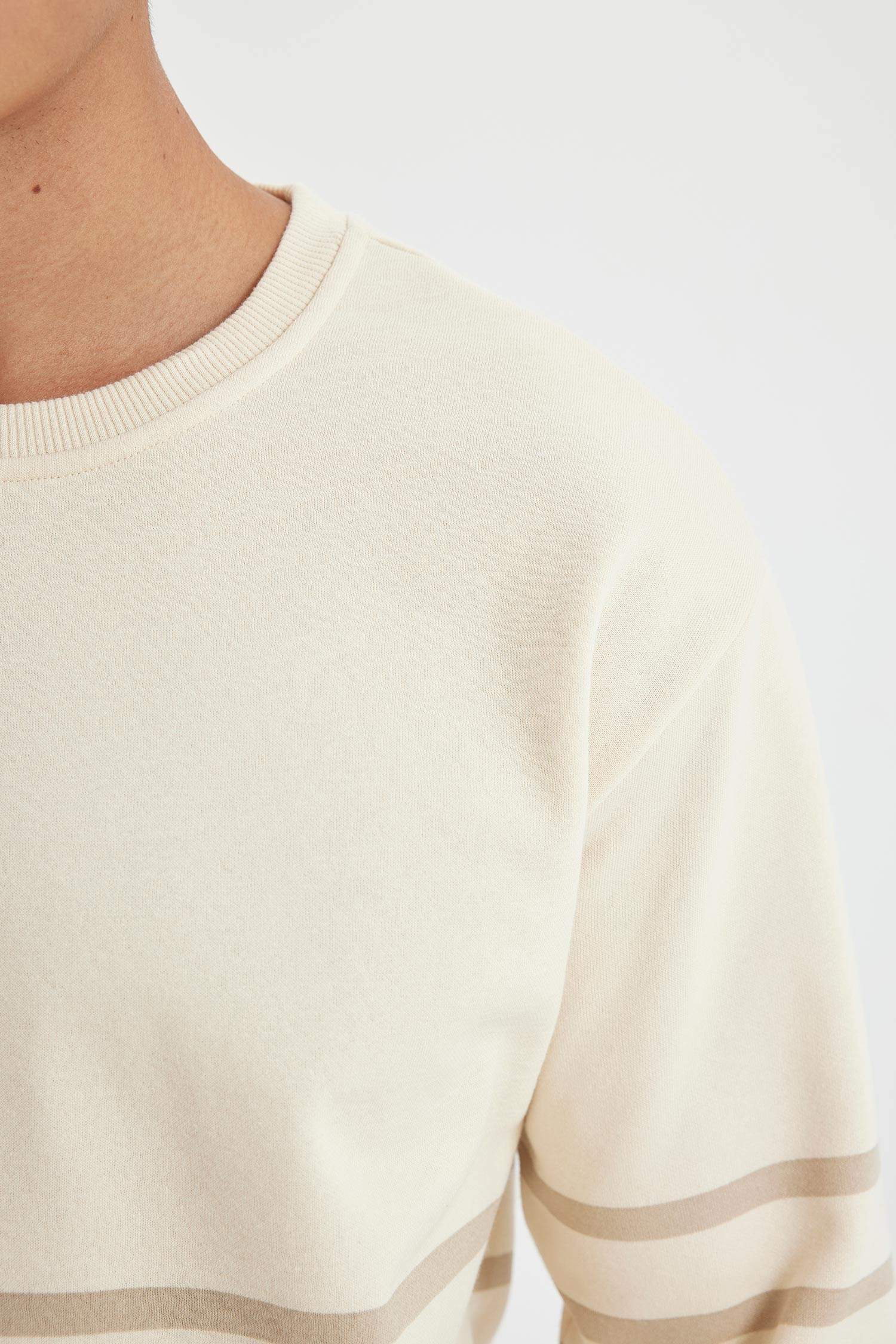 سويت شيرت قصة مريحة بياخة مستديرة