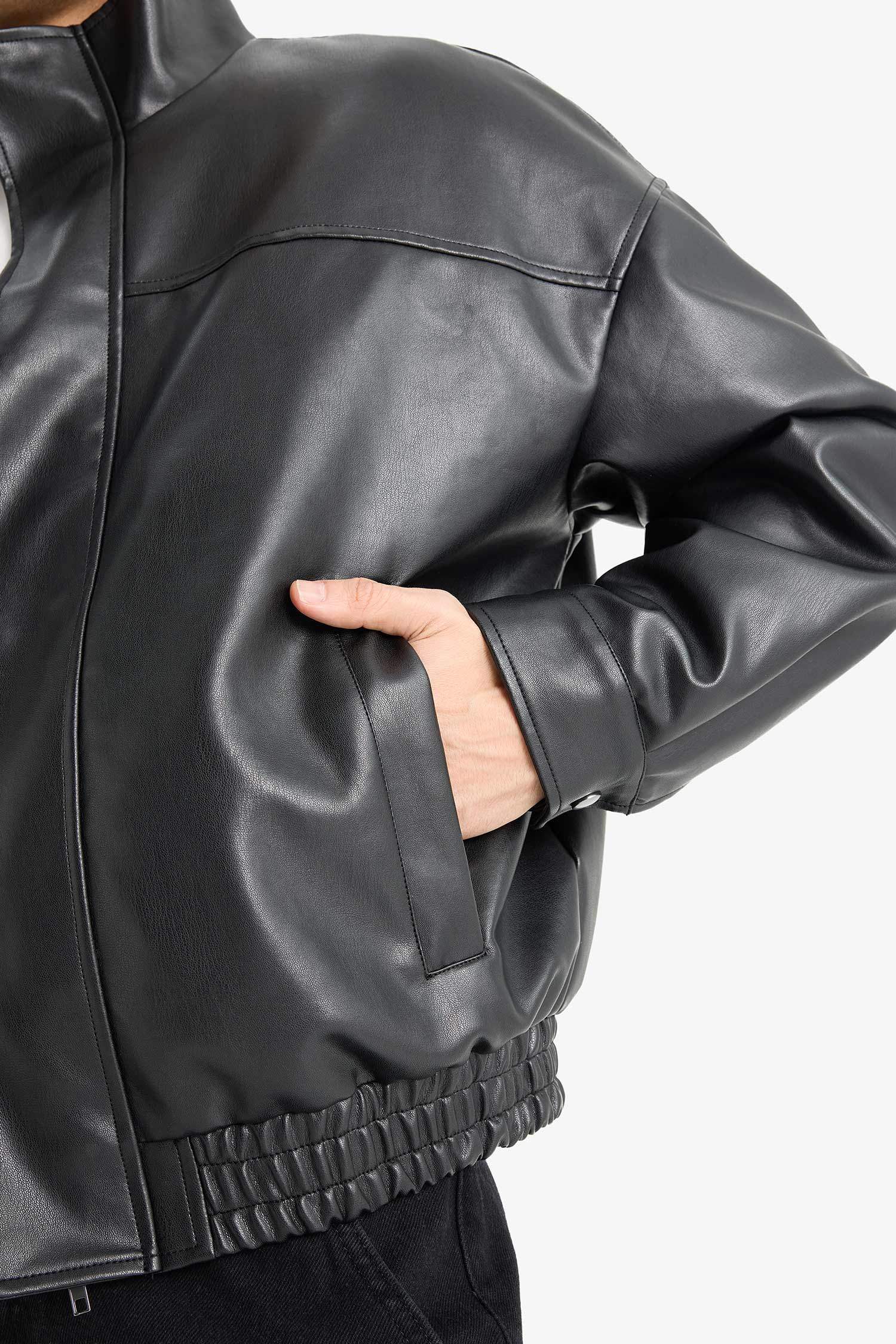 جاكيت جلد صناعي اوفر سايز برقبة عالية طارد للماء