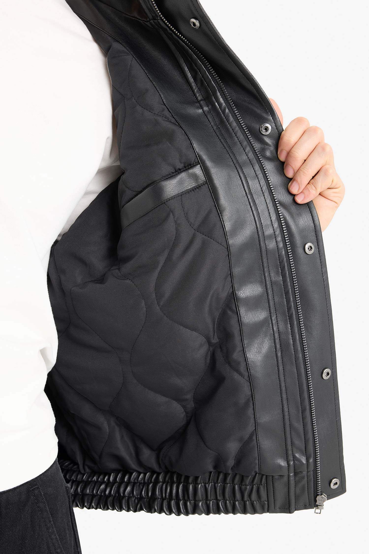 جاكيت جلد صناعي اوفر سايز برقبة عالية طارد للماء