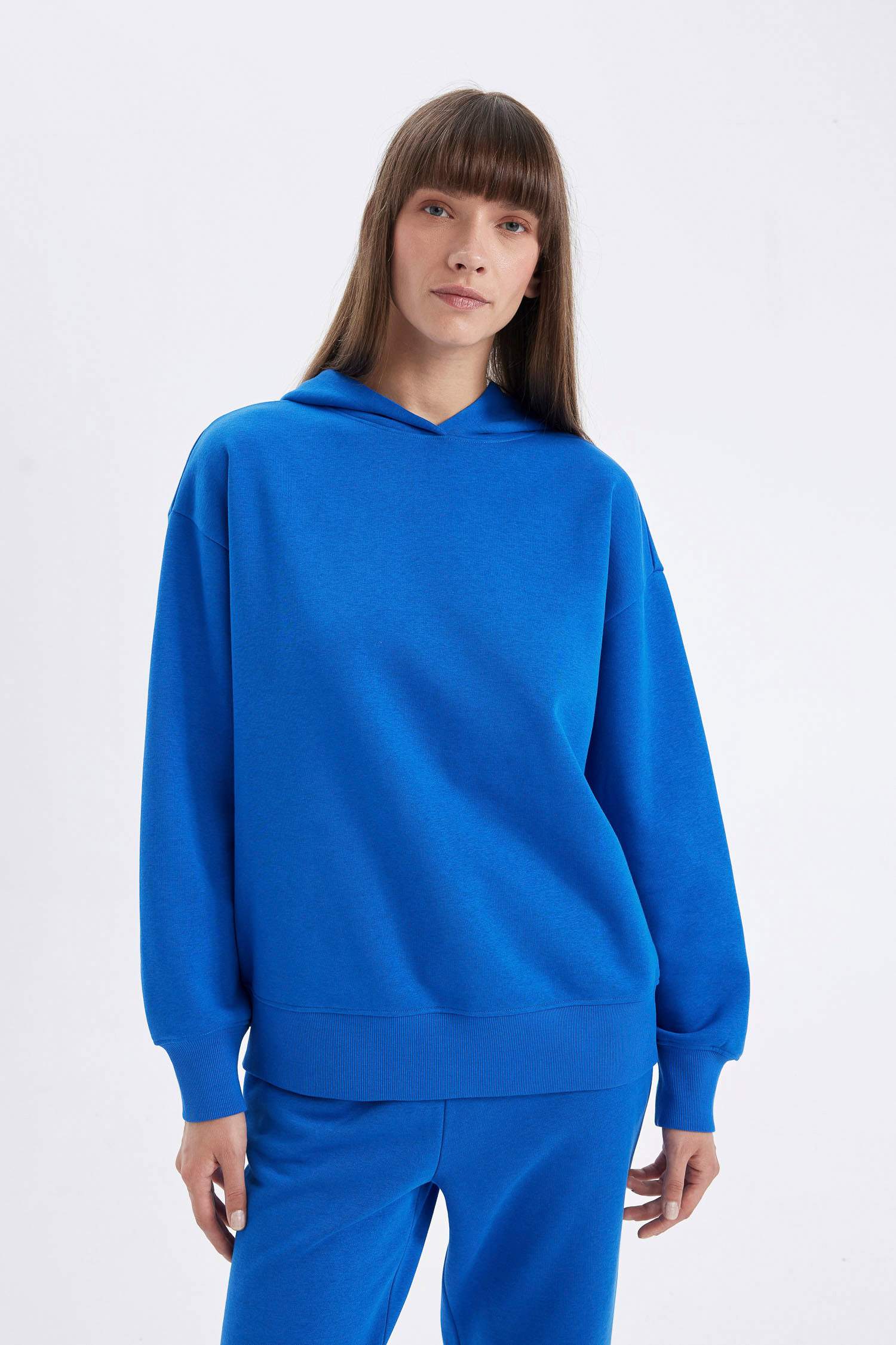 Свитшот стандартного кроя с капюшоном