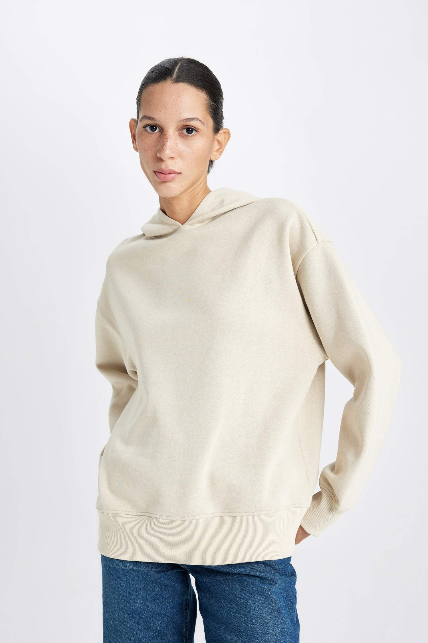 Свитшот квадратного кроя с капюшоном базовый из плотной ткани для женщин