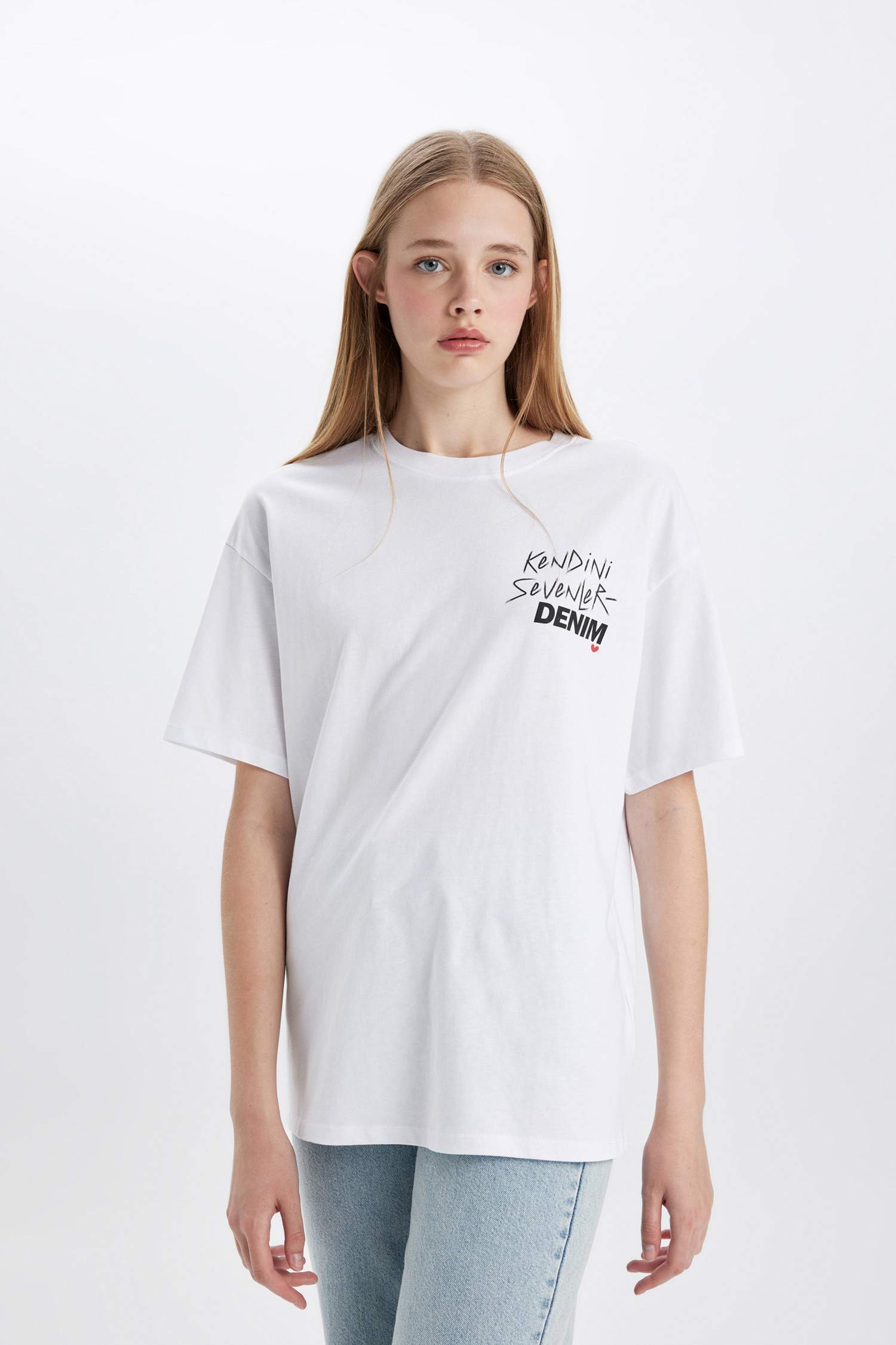white-woman-oversize-fit-crew-neck-short-sleeve-t-shirt-3134975-defacto