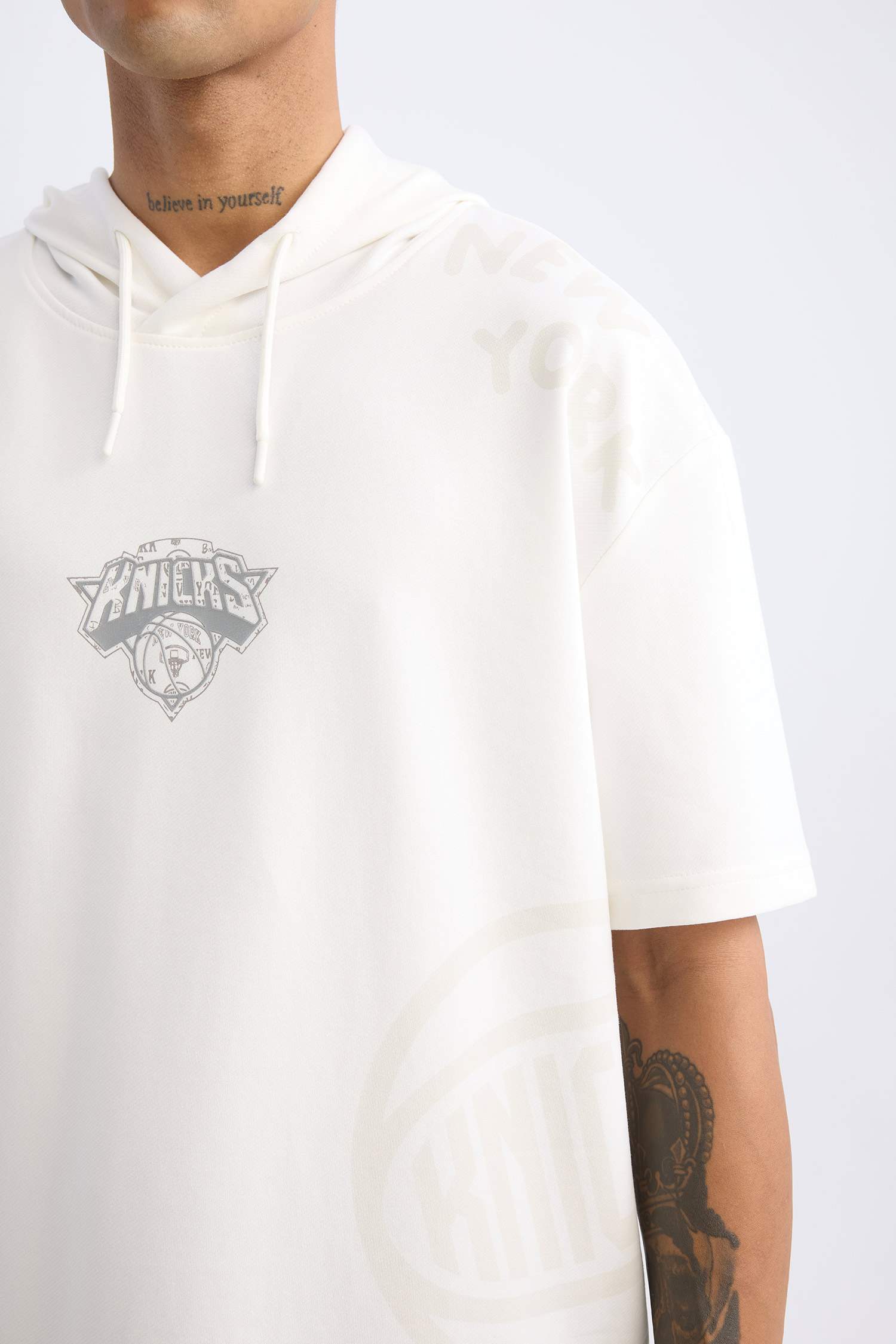 NBA New York Knicks Oversize Geniş Kalıp Kapüşonlu Kısa Kollu Tişört