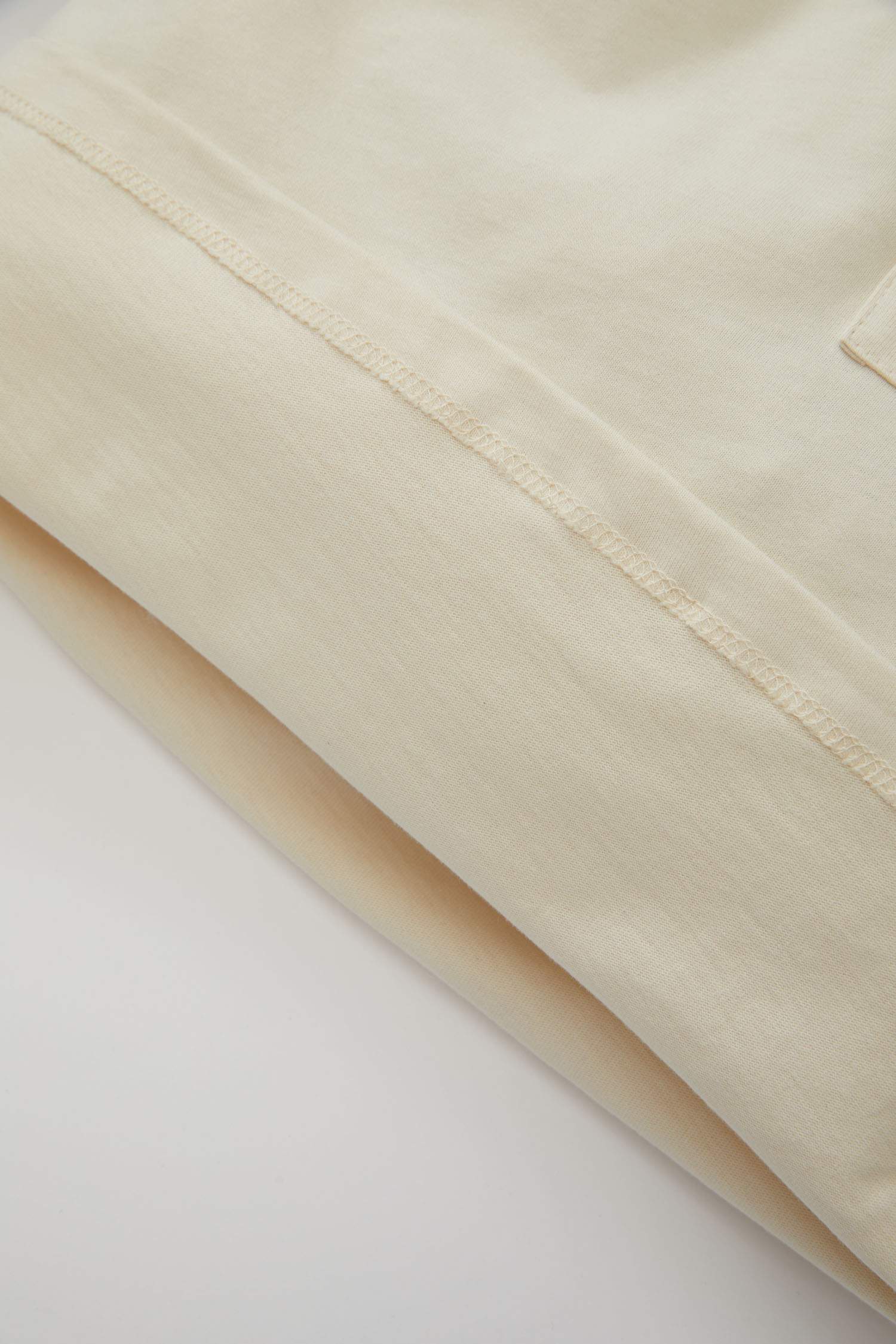 تيشيرت بريميوم بيبي اولادي كم طويل بطبعة شعار وقصة عادية بيج حجري فاتح