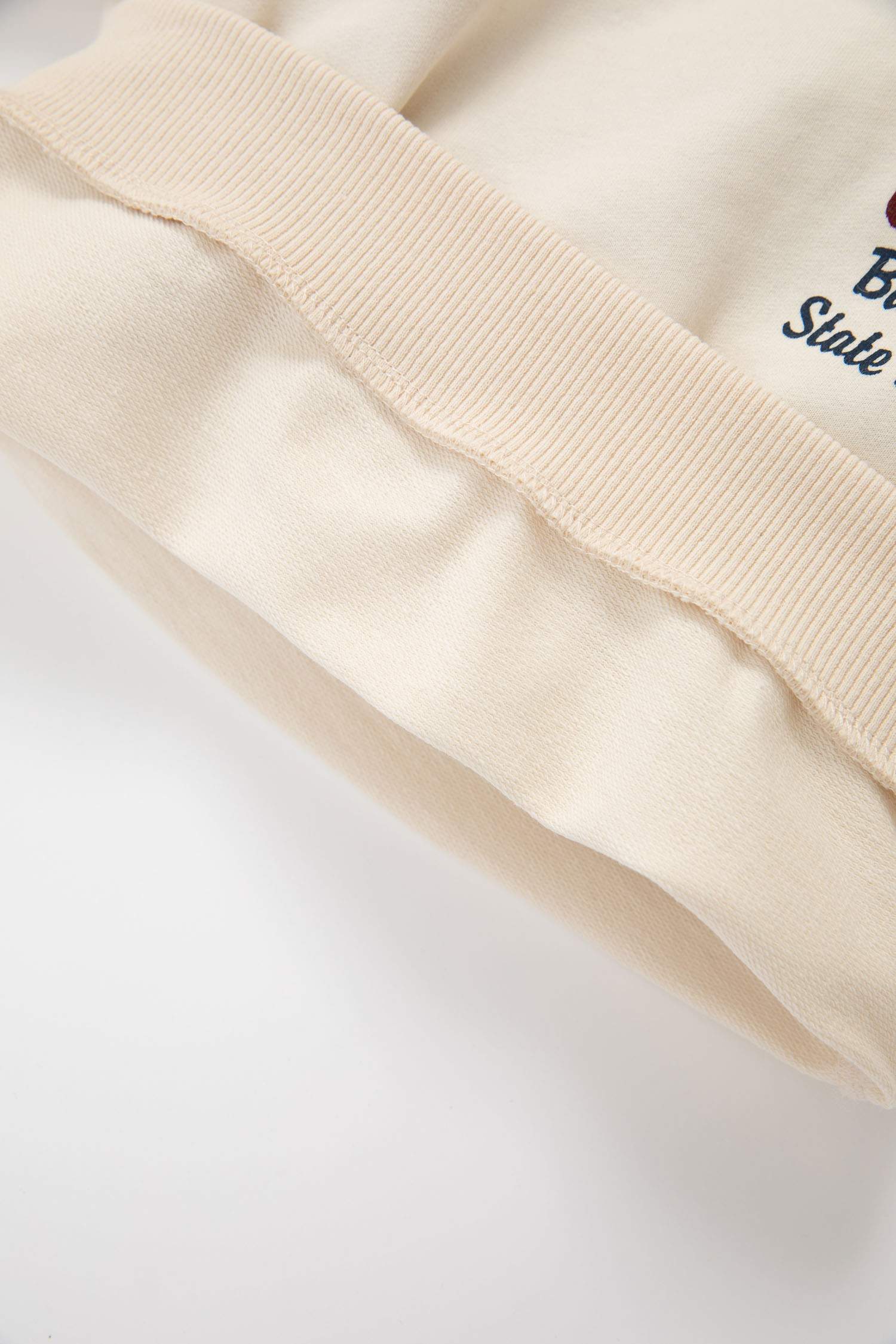 سيت ولادي بطبعة شعار قماش رقيق - قطعتين