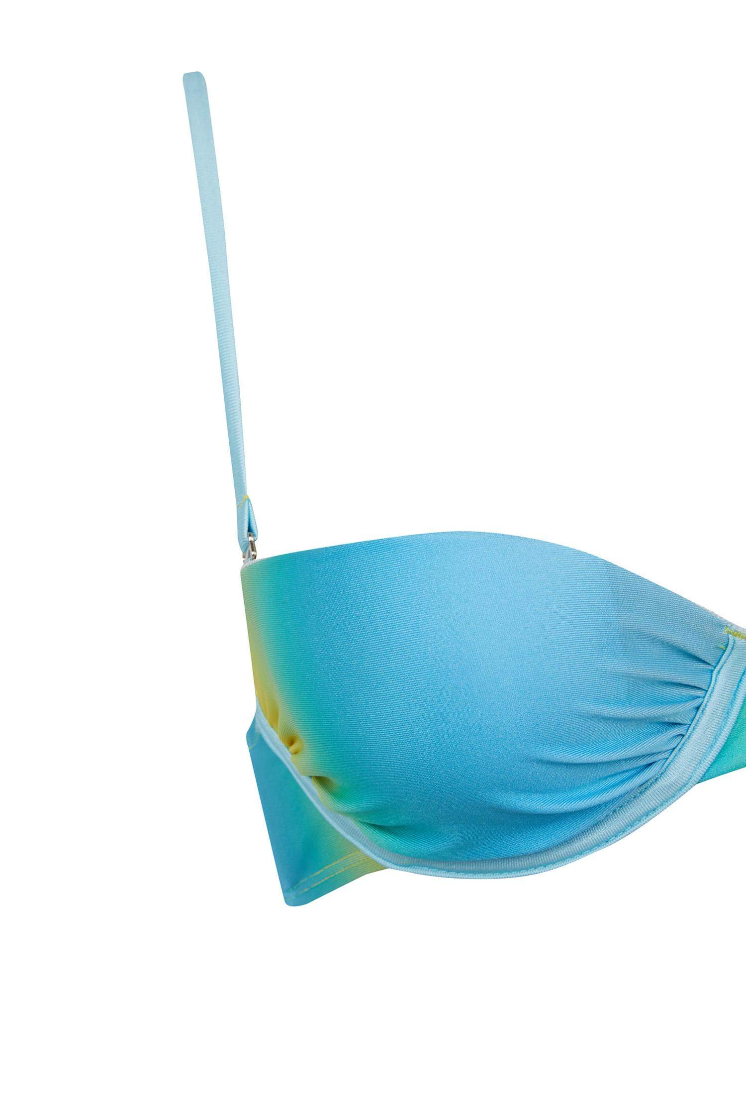 بكيني توب قصة عادية من Fall in Love