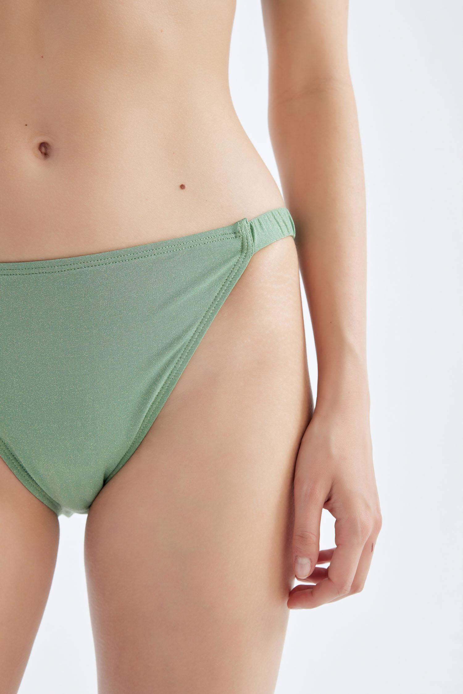 كلوت بكيني قصة عادية من Fall in Love