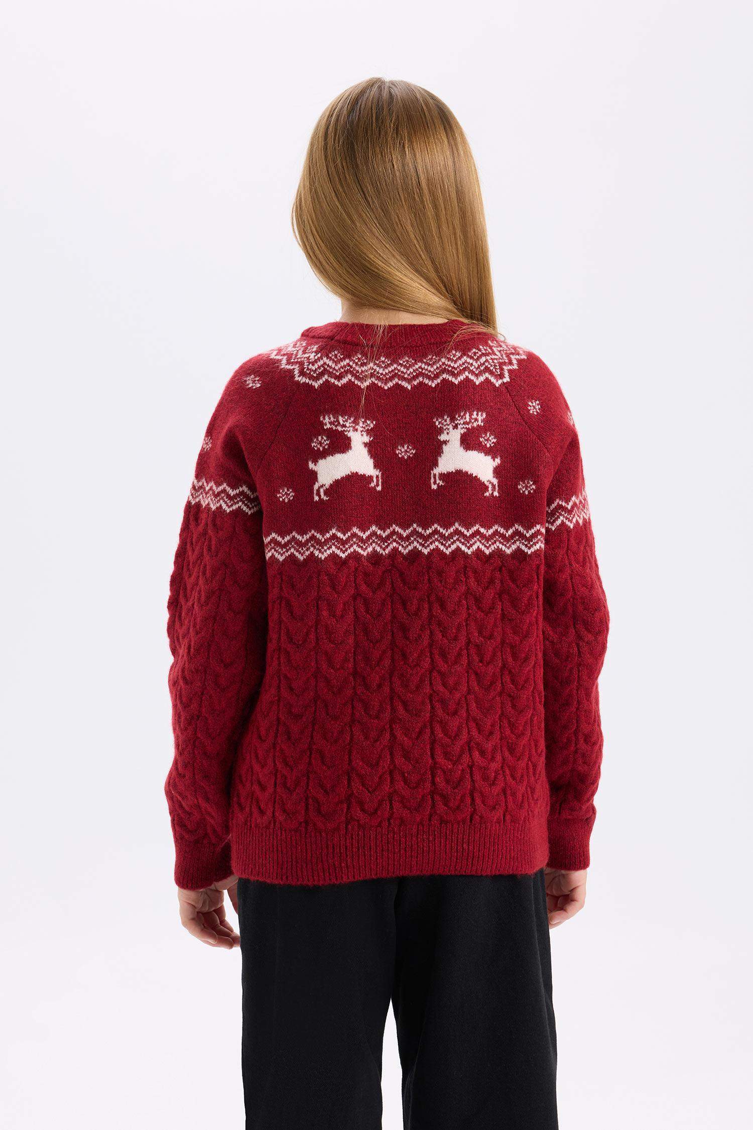 Свитер новогодний стандартного кроя с круглым вырезом для девочек