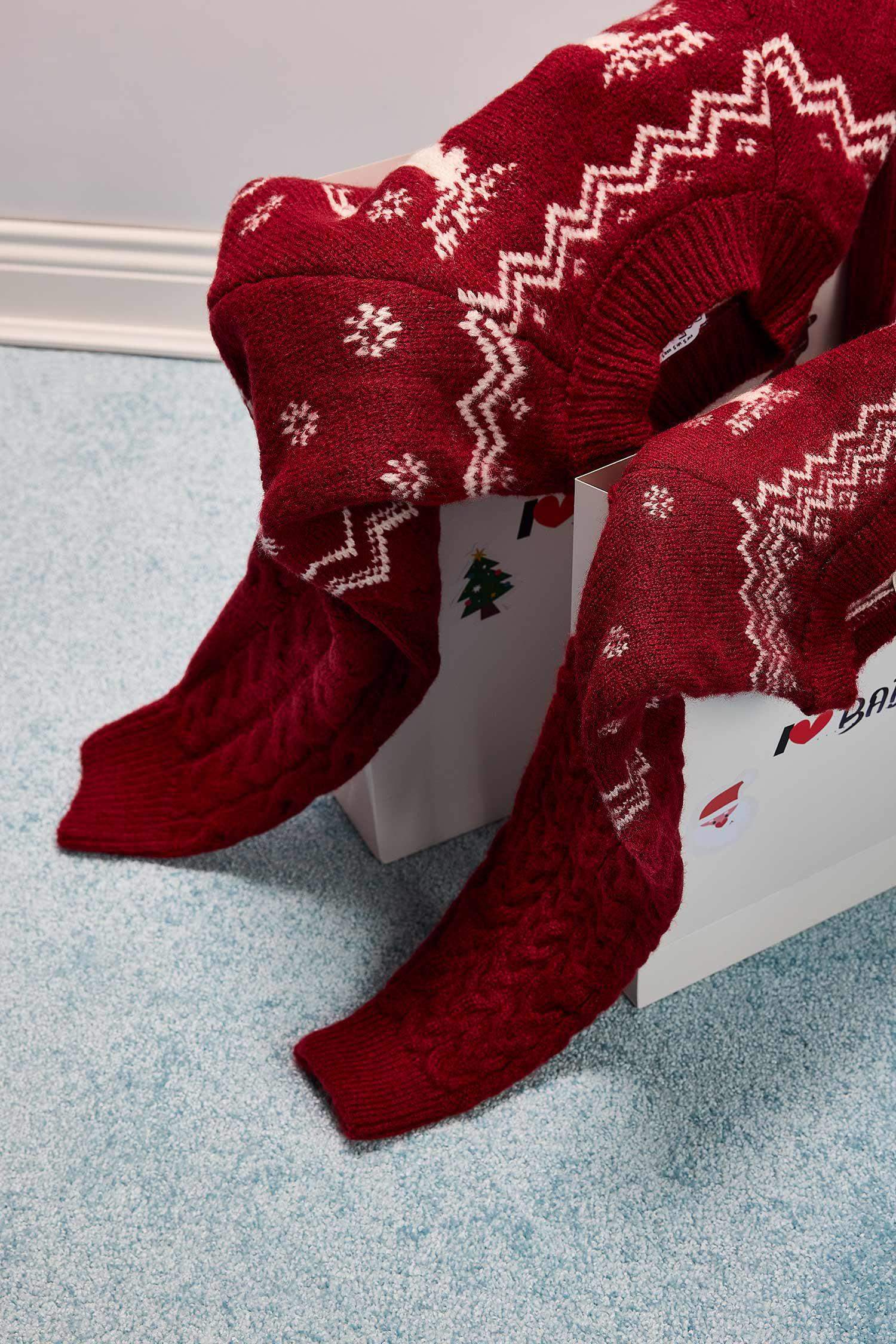 Свитер новогодний стандартного кроя с круглым вырезом для девочек