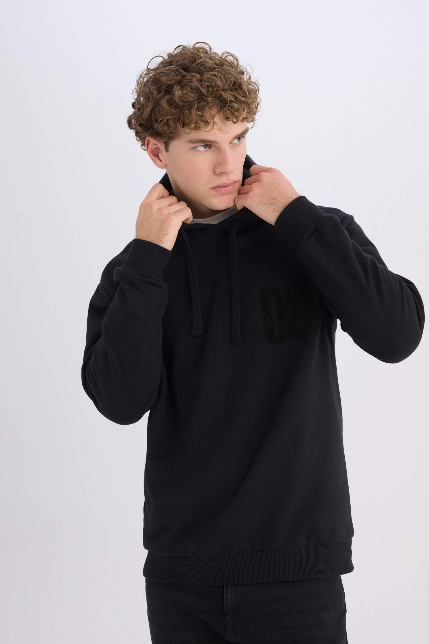 سويت شيرت قصة مريحة بغطاء للرأس