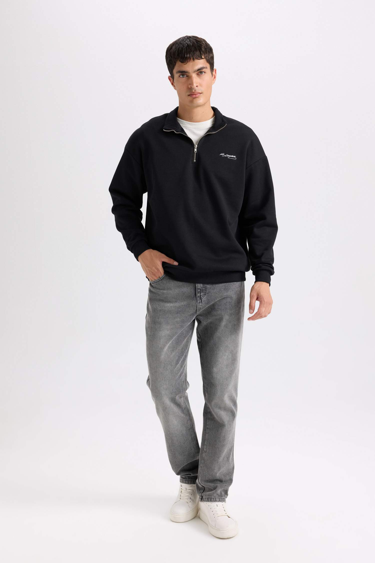 Boxy Fit Dik Yaka Yarım Fermuarlı Baskılı Sweatshirt