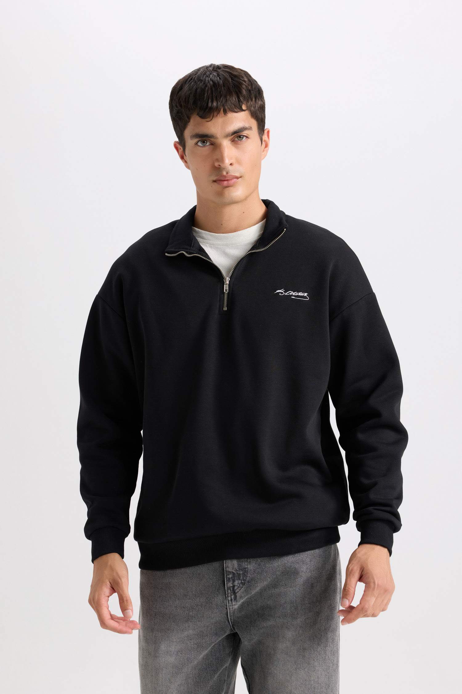 Boxy Fit Dik Yaka Yarım Fermuarlı Baskılı Sweatshirt