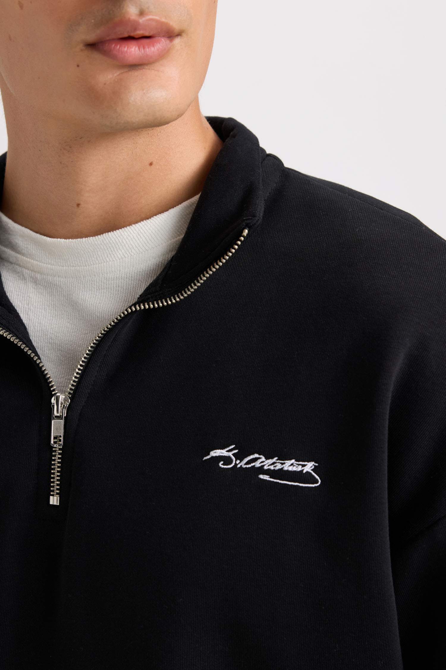 Boxy Fit Dik Yaka Yarım Fermuarlı Baskılı Sweatshirt