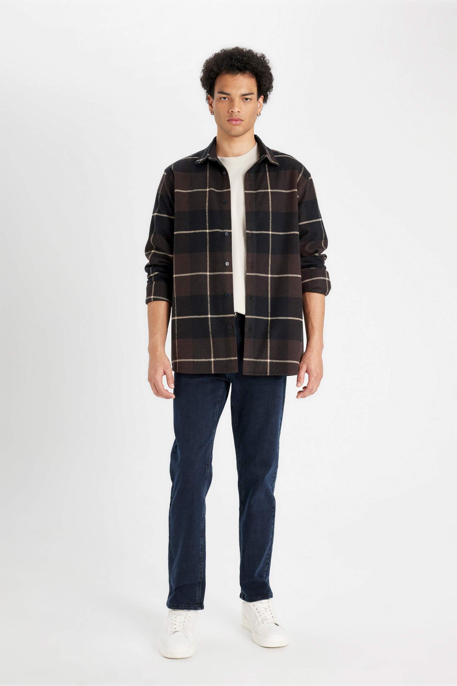 Рубашка в клетку стандартного кроя с длинным рукавом