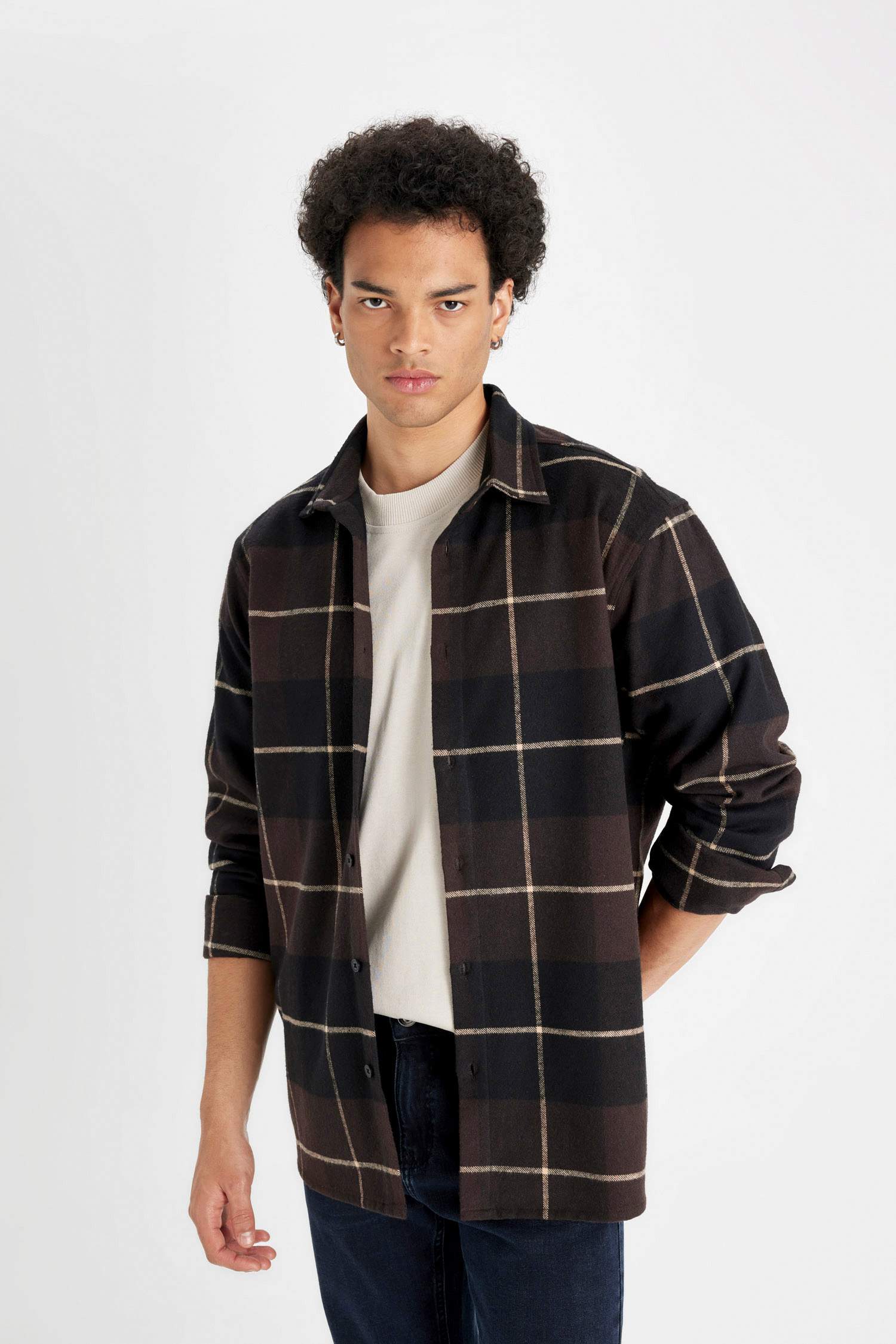 Рубашка в клетку стандартного кроя с длинным рукавом