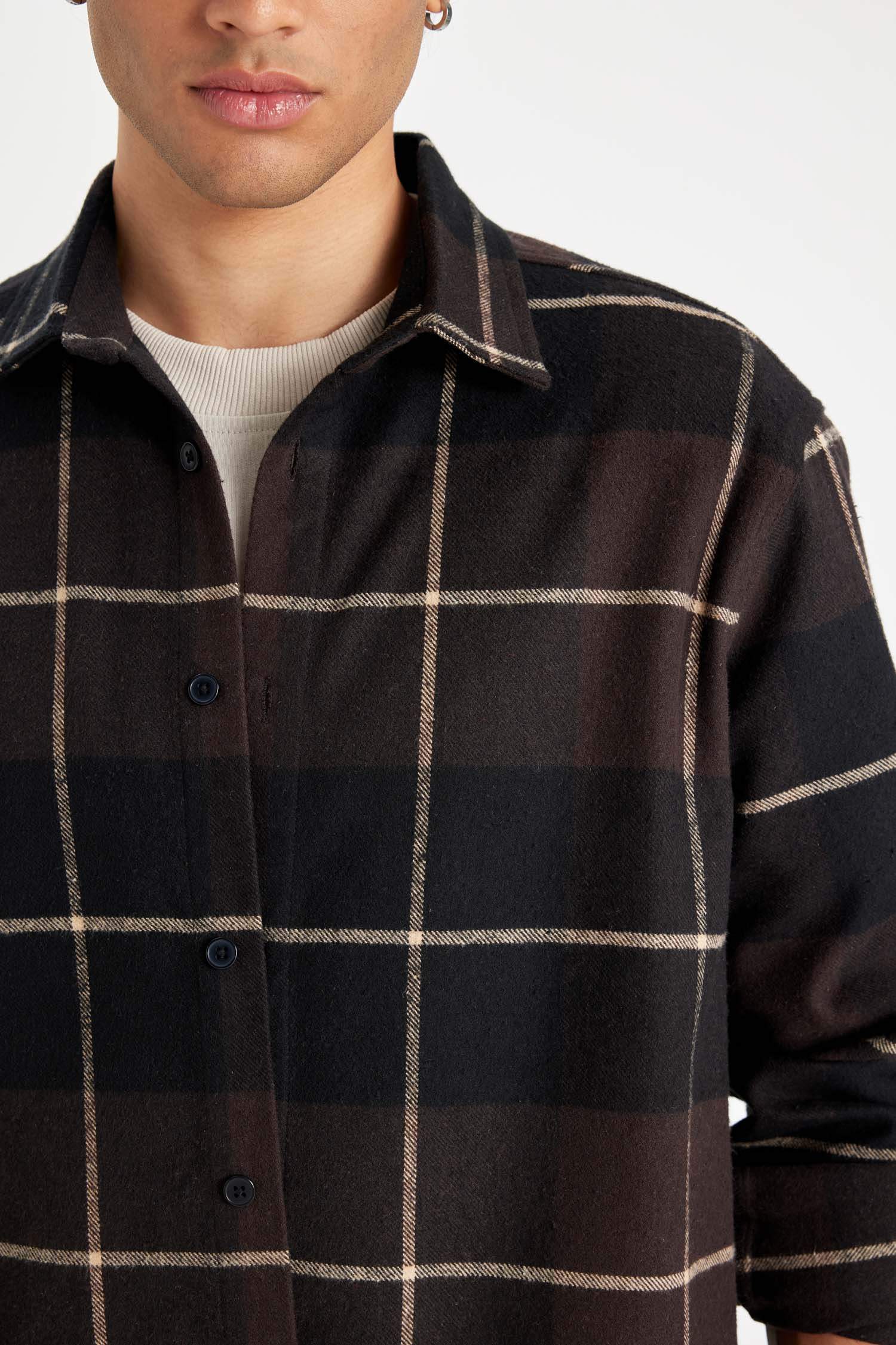 Рубашка в клетку стандартного кроя с длинным рукавом