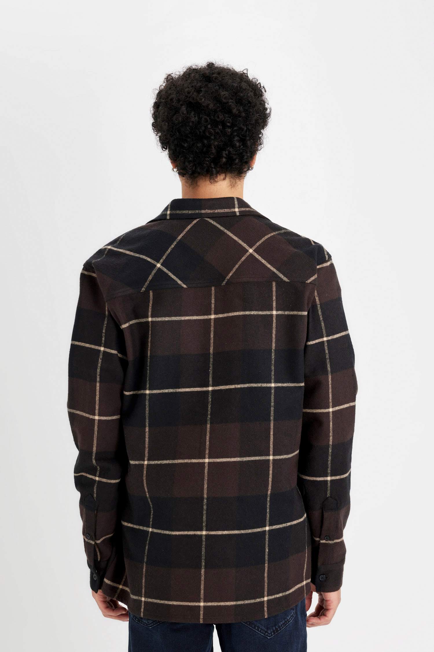 Рубашка в клетку стандартного кроя с длинным рукавом