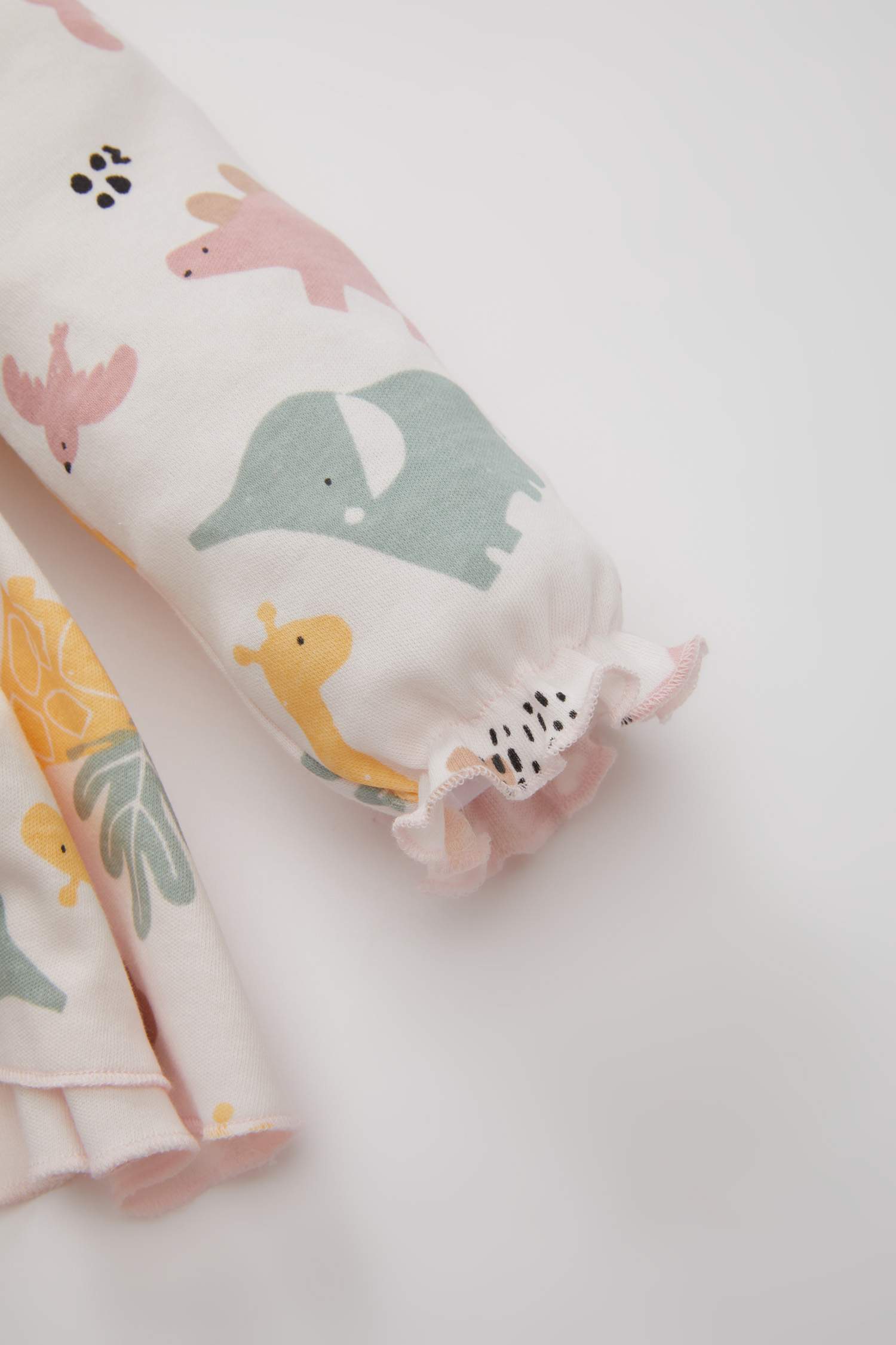 سيت بناتي جوارب وجمبسوت بطبعة سفاري - قطعتين