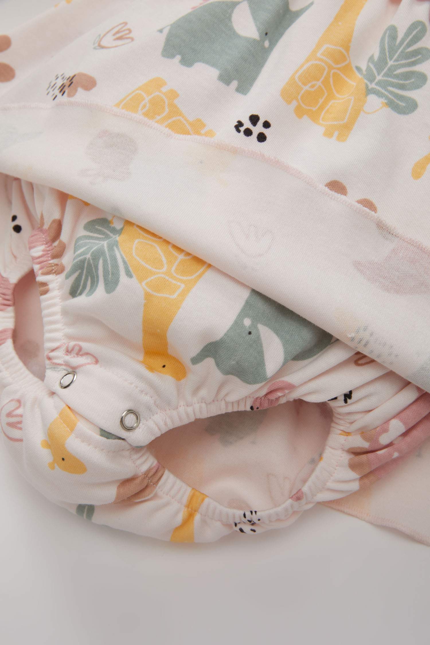 سيت بناتي جوارب وجمبسوت بطبعة سفاري - قطعتين