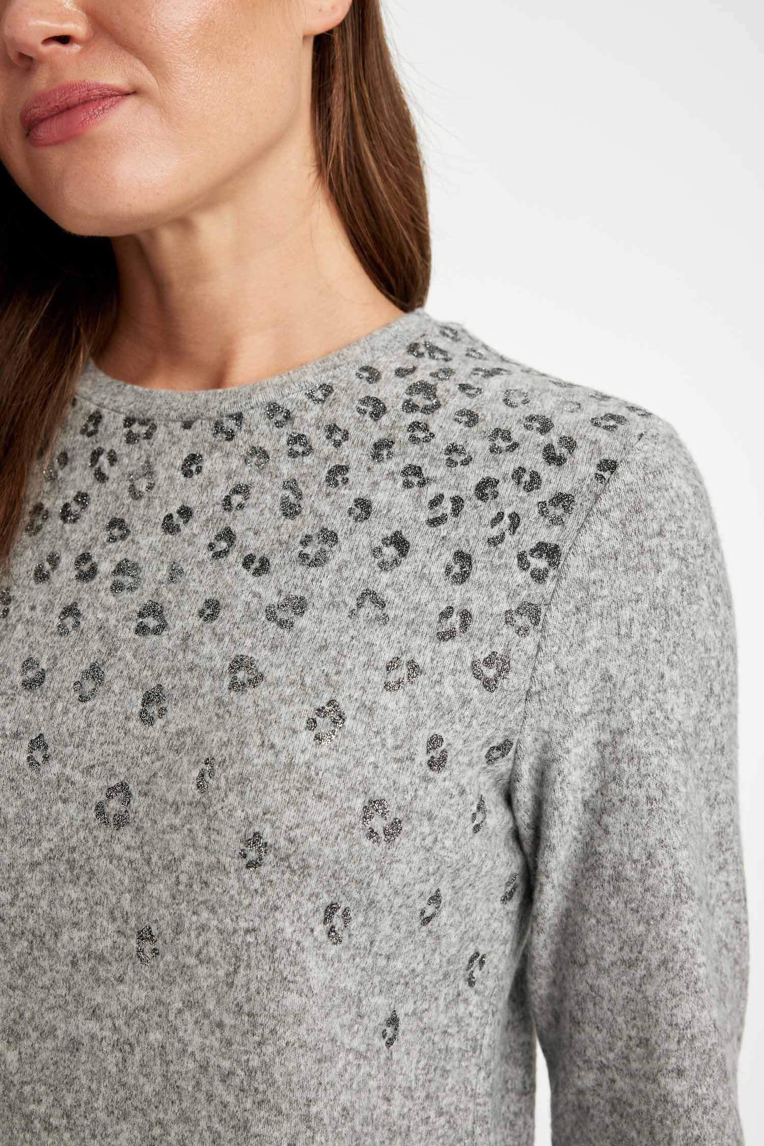 Relax Fit Bisiklet Yaka Leopar Baskılı Yırtmaçlı Uzun Kollu Tişört