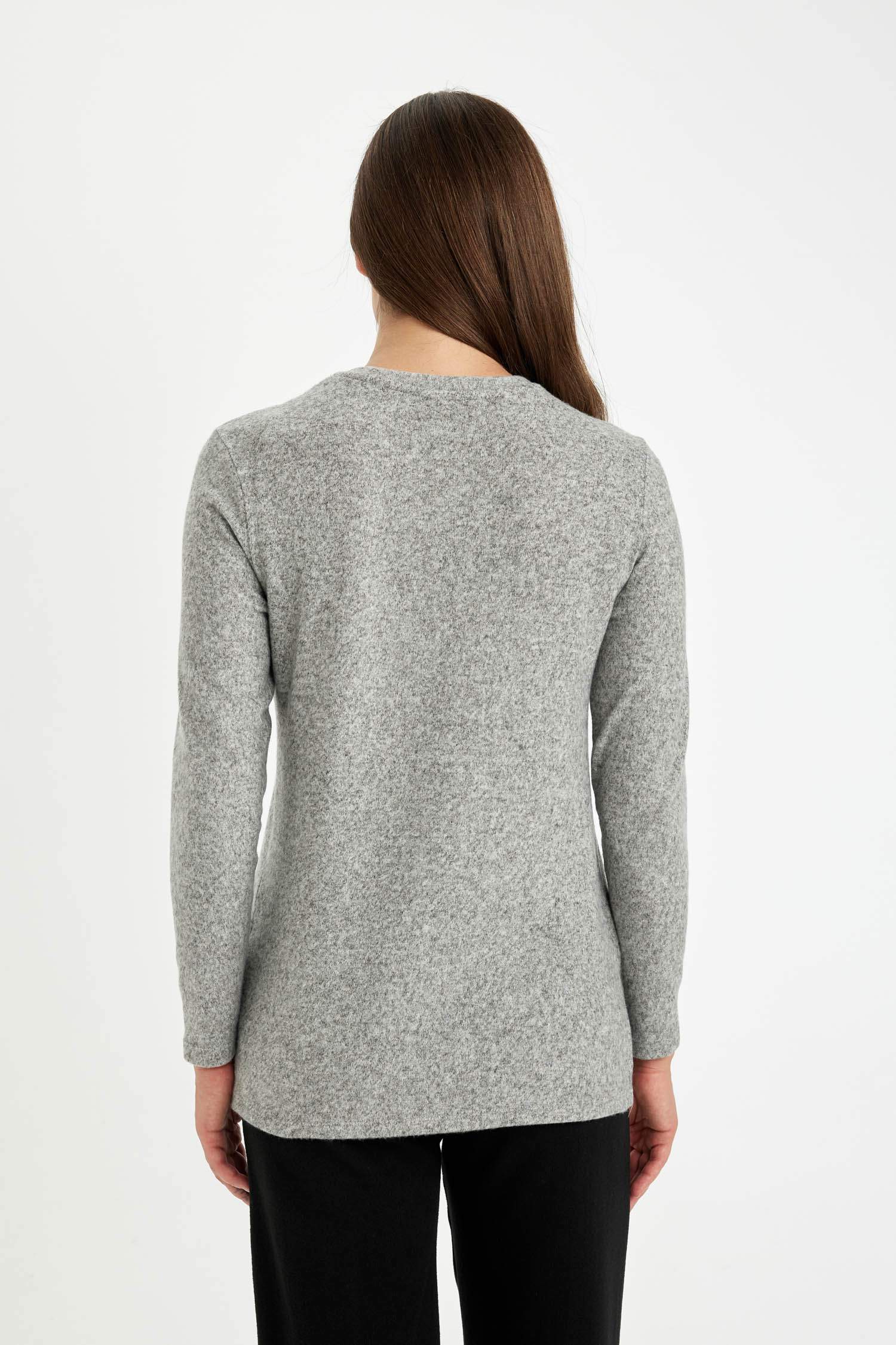 Relax Fit Bisiklet Yaka Leopar Baskılı Yırtmaçlı Uzun Kollu Tişört